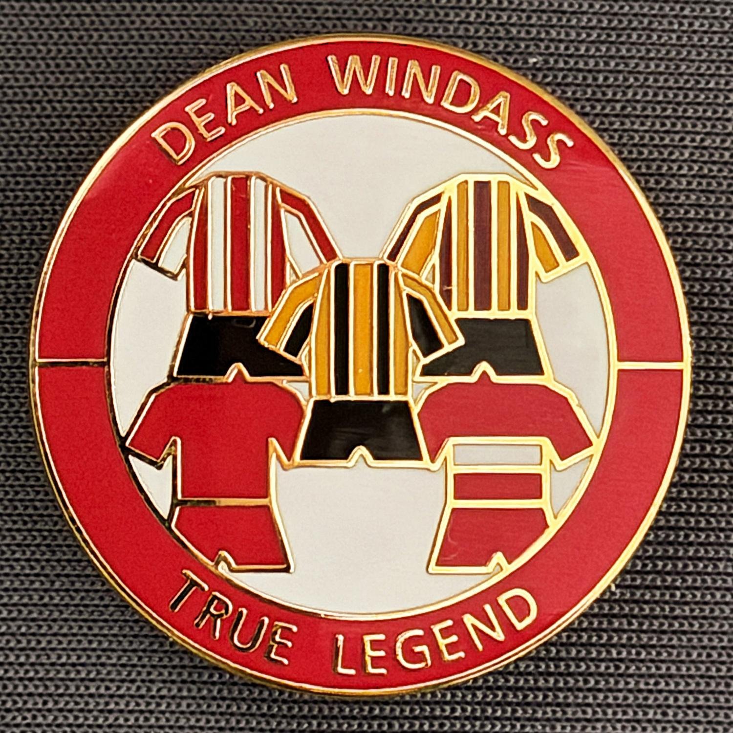 Reference Number: BCUN030
Size: D 26 mm
Pin Type: Brooch Pin
Plating: Gold
Value: £6
Manufacturer: Unknown
Comments: Dean Windass True Legend, Limited Edition 25, Red & White, Gold Version
