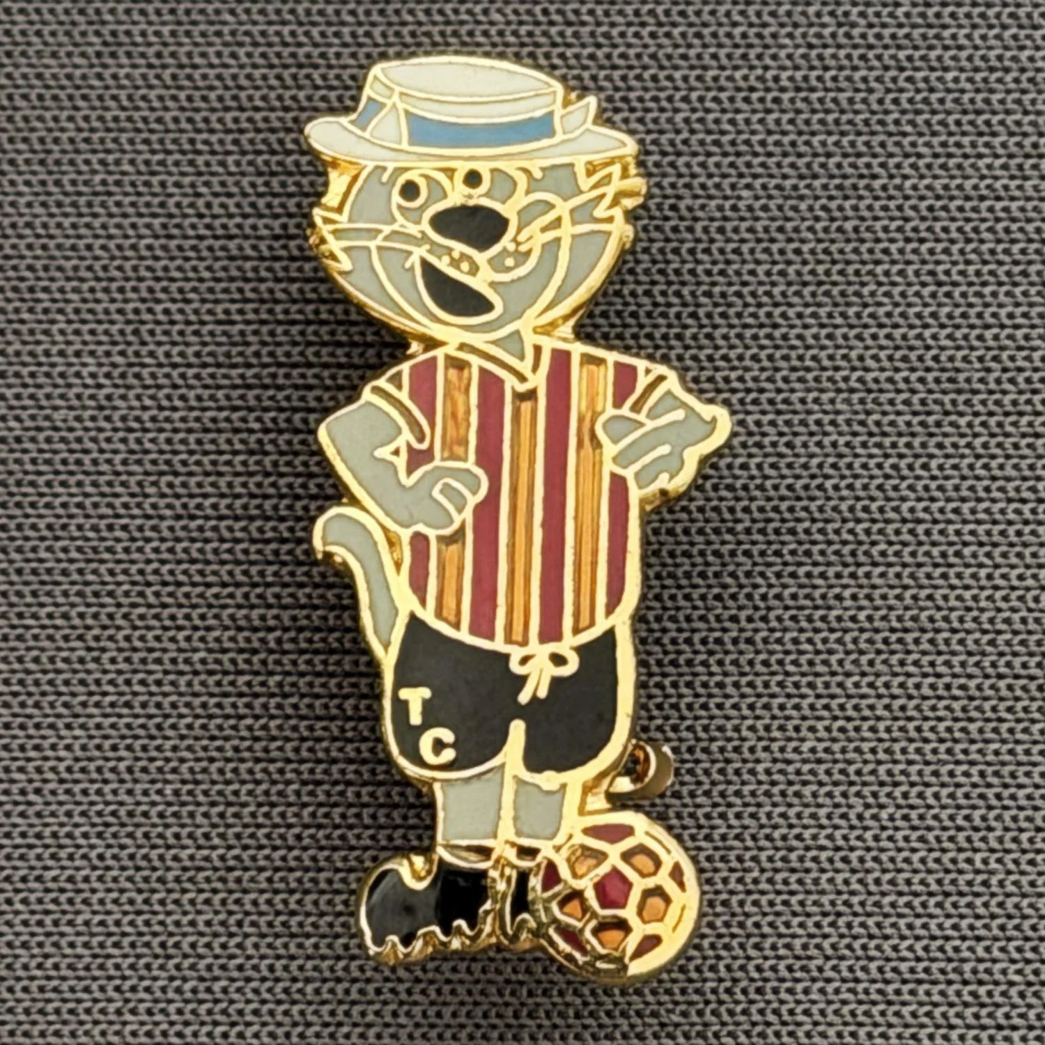 Reference Number: BCCTN016
Size: H 25.1 mm x W 11.5 mm
Pin Type: Brooch Pin
Plating: Gold
Value: £6
Manufacturer: Not Known
Comments: Top Cat in Bradford City Kit