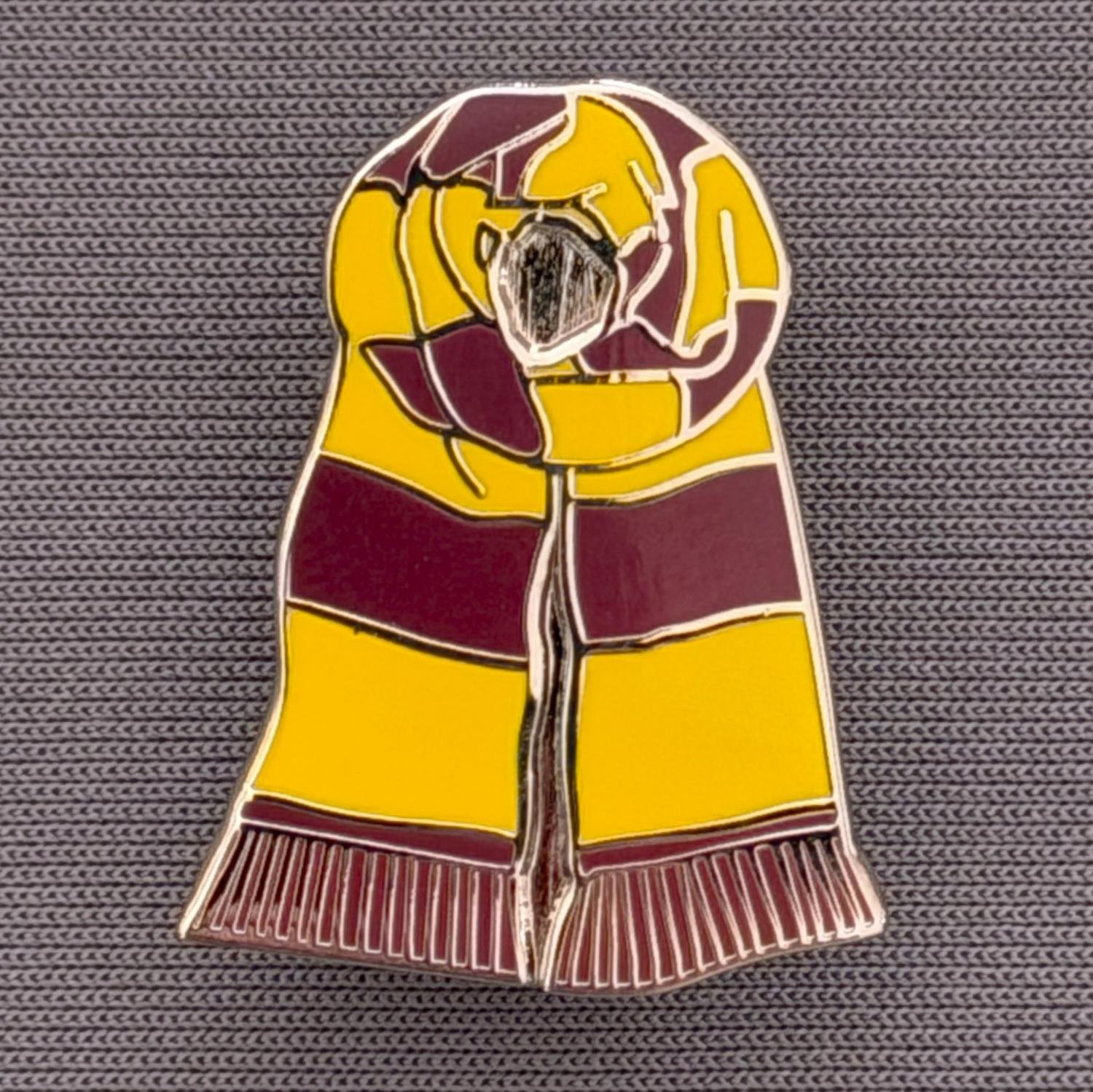 Reference Number: BCSCA002
Size: H 24.9 mm x W 19.2 mm
Pin Type: Metal Clutch
Plating: Silver
Value: £4
Manufacturer: Matchday Experience
Comments: Claret & Amber Scarf