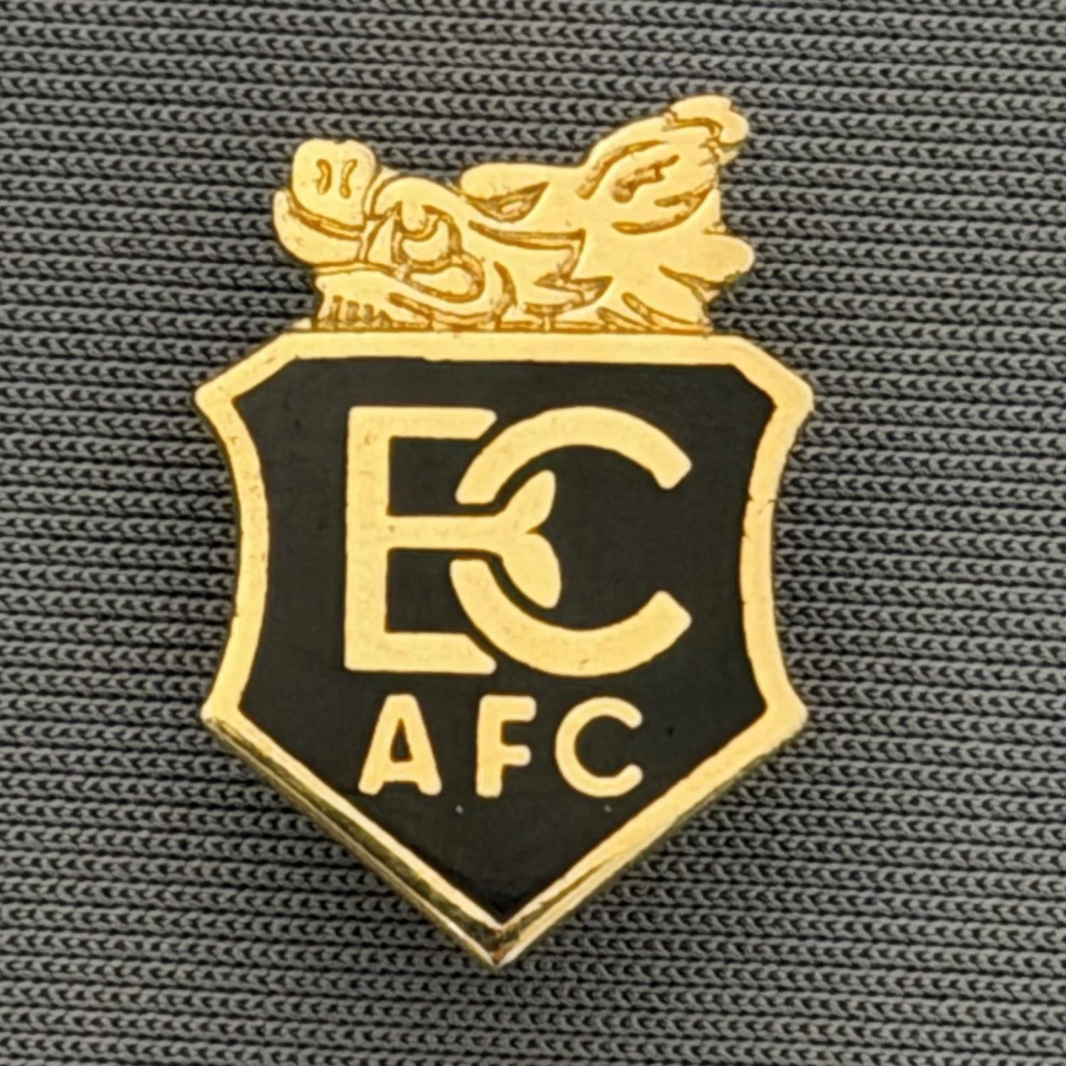 Reference Number: BCBOH036
Size: H 20.5 mm x W 13.7 mm
Pin Type: Brooch Pin
Plating: Gold
Value: £6
Manufacturer: Not Known
Comments: Black Squashed Boar's Head
