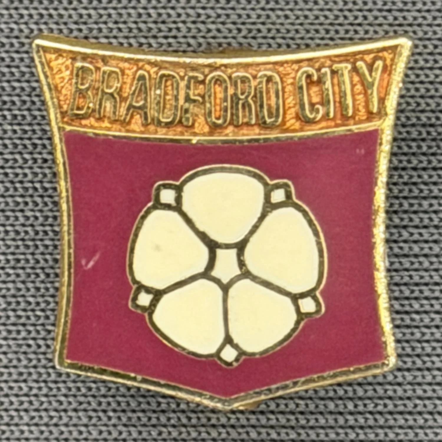 Reference Number: BCYR019
Size: H 15.6 mm x W 15.6 mm
Pin Type: Brooch Pin
Plating: Gold
Value: £8
Manufacturer: Unknown
Comments: Amber & Claret City Yorkshire Rose Shield
