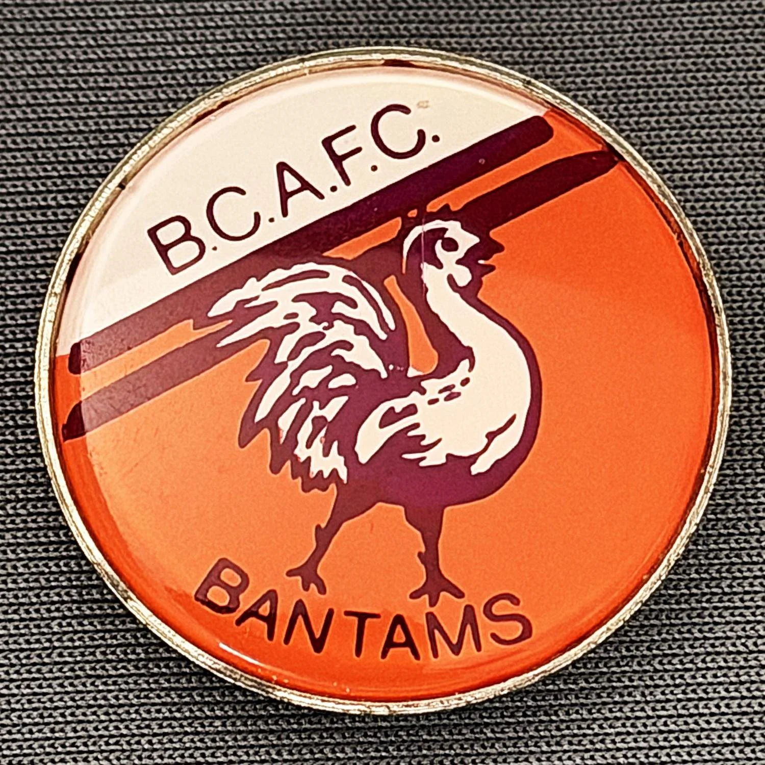 Reference Number: BCBAN002
Size: D 26.7 mm
Pin Type: Brooch Pin
Plating: Chrome
Value: £10
Manufacturer: Unknown
Comments: Circular Plastic Dome Bantam Crest