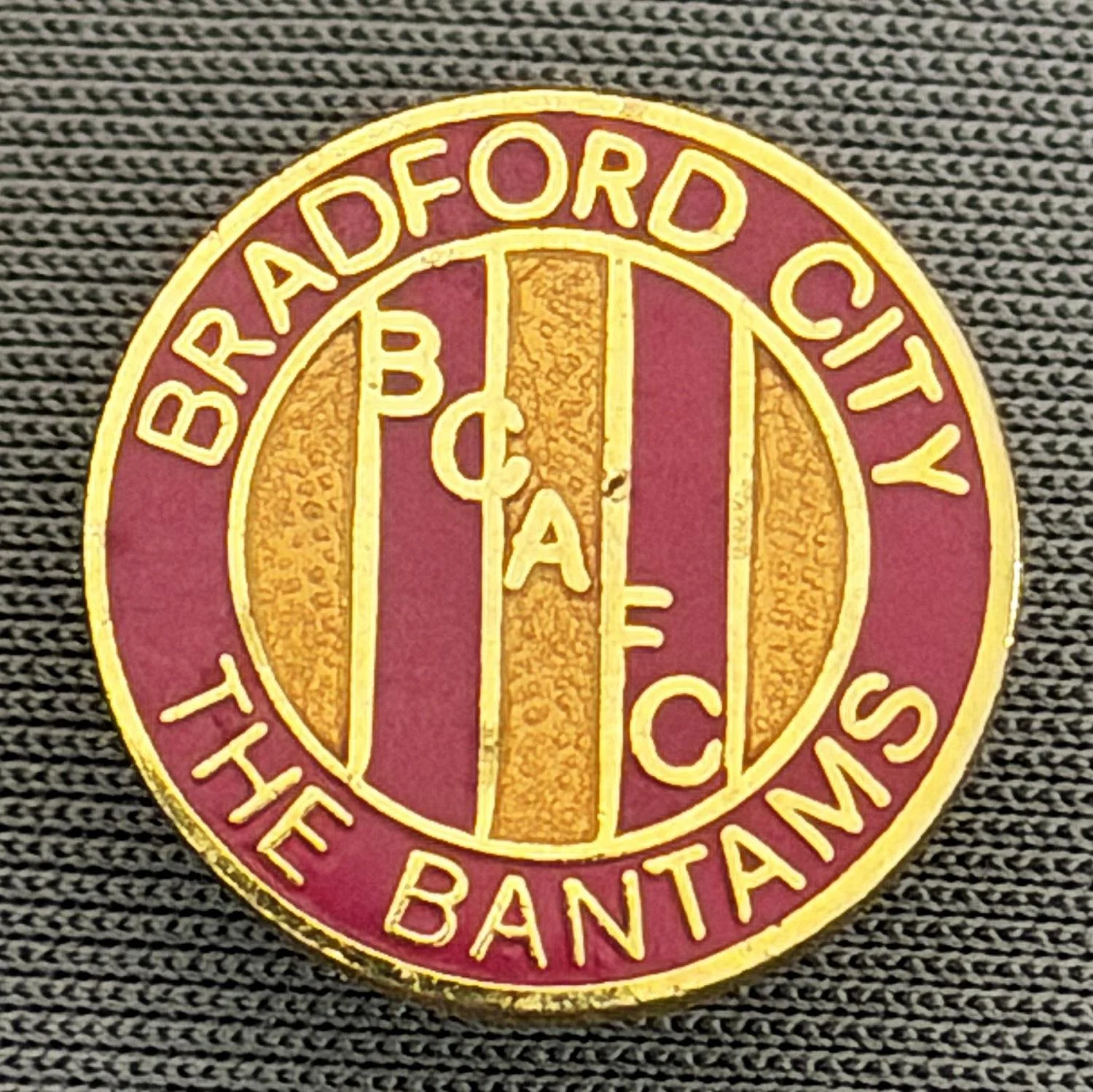 Reference Number: BCBCFC013
Size: D 15.2 mm
Pin Type: Brooch Pin
Plating: Gold
Value: £8
Manufacturer: Unknown
Comments: Bradford City, BCAFC, The Bantams, Claret & Amber Version