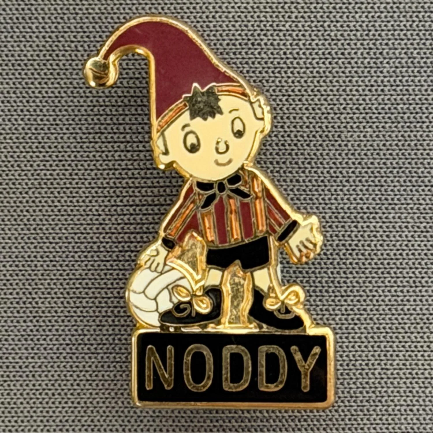 Reference Number: BCCTN018
Size: H 25 mm x W 15.8 mm
Pin Type: Brooch Pin
Plating: Gold
Value: £6
Manufacturer: Not Known
Comments: Noddy in Bradford City Kit