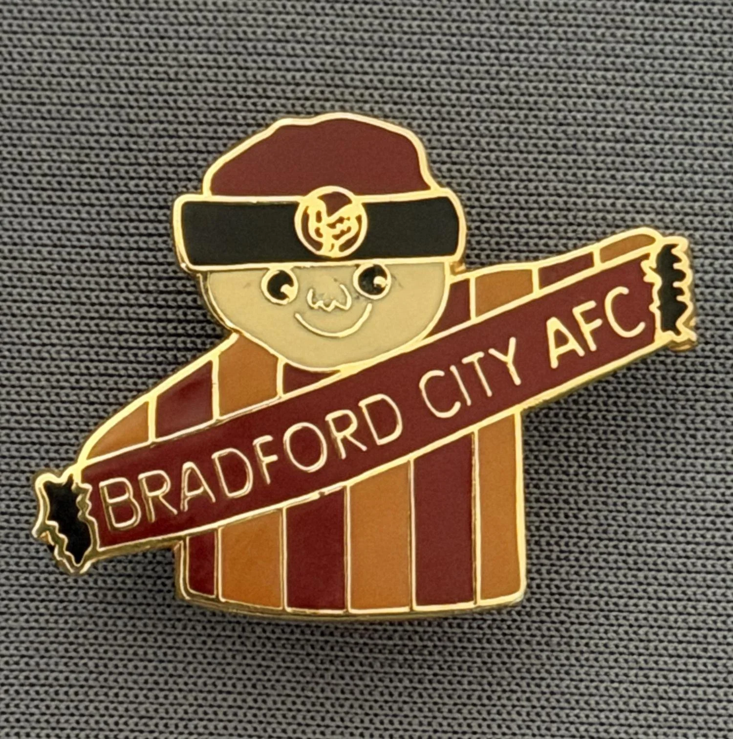Reference Number: BCCTN005
Size: H 20.9 mm x W 29.4 mm
Pin Type: Brooch Pin
Plating: Gold
Value: £6
Manufacturer: Not Known
Comments: Snowman in City kit