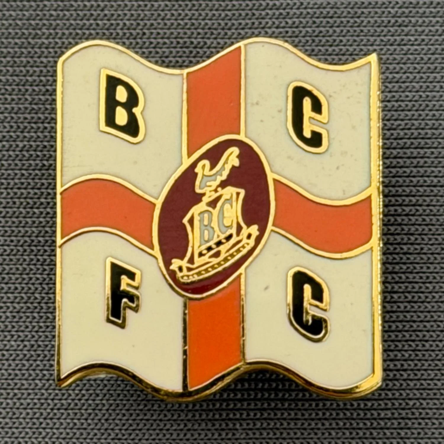 Reference Number: BCFLA001
Size: H 22 mm x W 20 mm
Pin Type: Brooch Pin
Plating: Gold
Value: £6
Manufacturer: Not Known
Comments: St George Flag & City logo