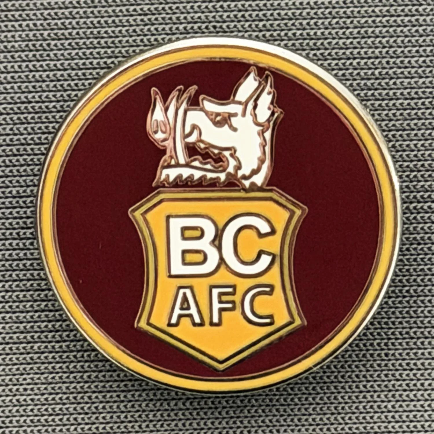Reference Number: BCBOH039
Size: D 20.8 mm
Pin Type: Brooch Pin
Plating: Silver
Value: £6
Manufacturer: Not Known
Comments: Circular Boar's Head Shield