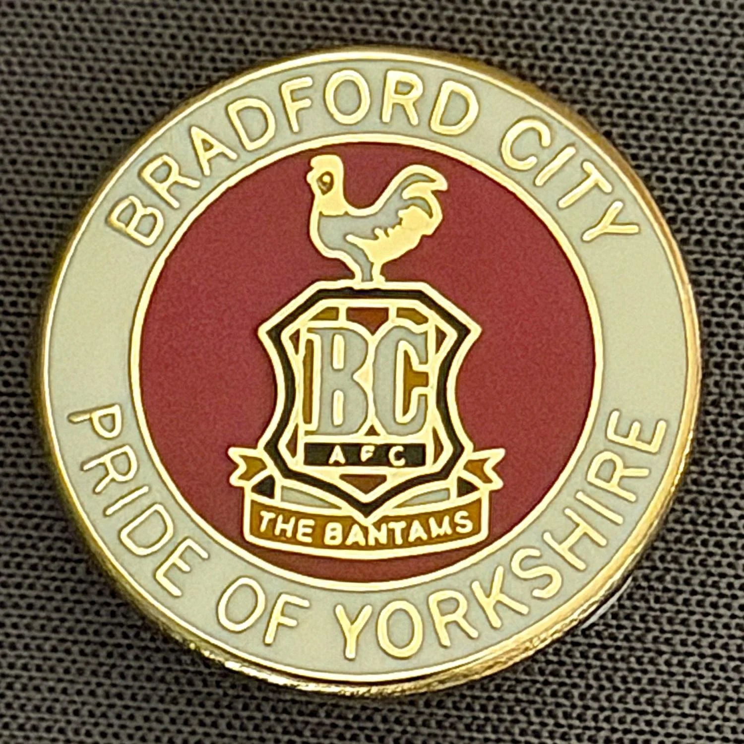 Reference Number: BCC&L105
Size: D 19.3 mm
Pin Type: Brooch Pin
Plating: Gold
Value: £6
Manufacturer: Unknown
Comments: White & Claret, Pride of Yorkshire City Crest
