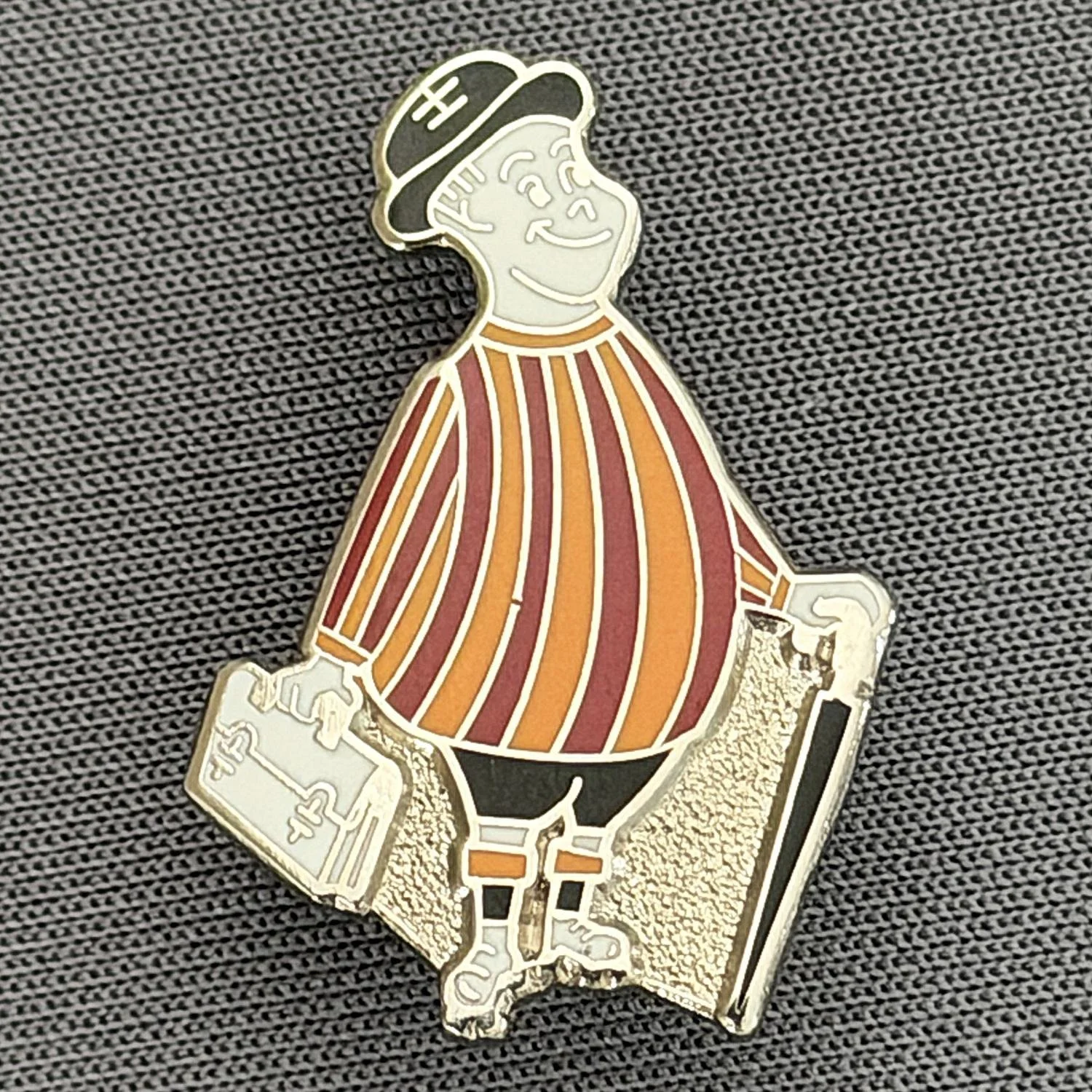 Reference Number: BCGEN035
Size: H 25.2 mm x W 18.3 mm
Pin Type: Brooch Pin
Plating: Silver
Value: £8
Manufacturer: Paraders
Comments: City Gent, White Briefcase