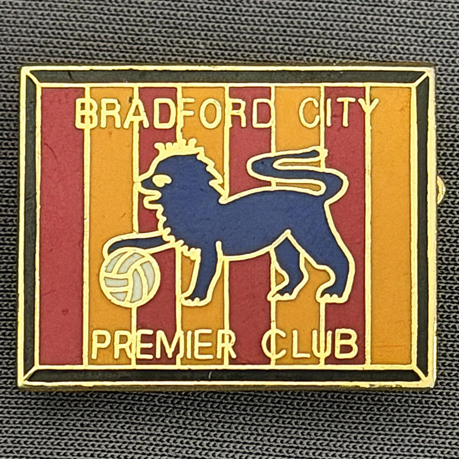 Reference Number: BCBCFC026
Size: H 20.1 mm x W 25.3 mm
Pin Type: Brooch Pin
Plating: Gold
Value: £8
Manufacturer: Unknown
Comments: Bradford City Premier Club, Black Edge Version
