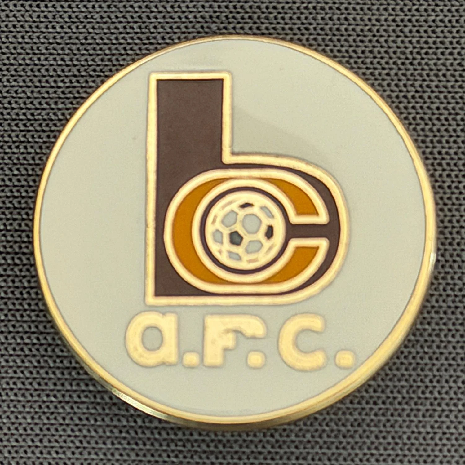 Reference Number: BCC&L139
Size: D 21.1 mm
Pin Type: Brooch Pin
Plating: Gold
Value: £6
Manufacturer: Unknown
Comments: White & Claret BC Logo Small Version