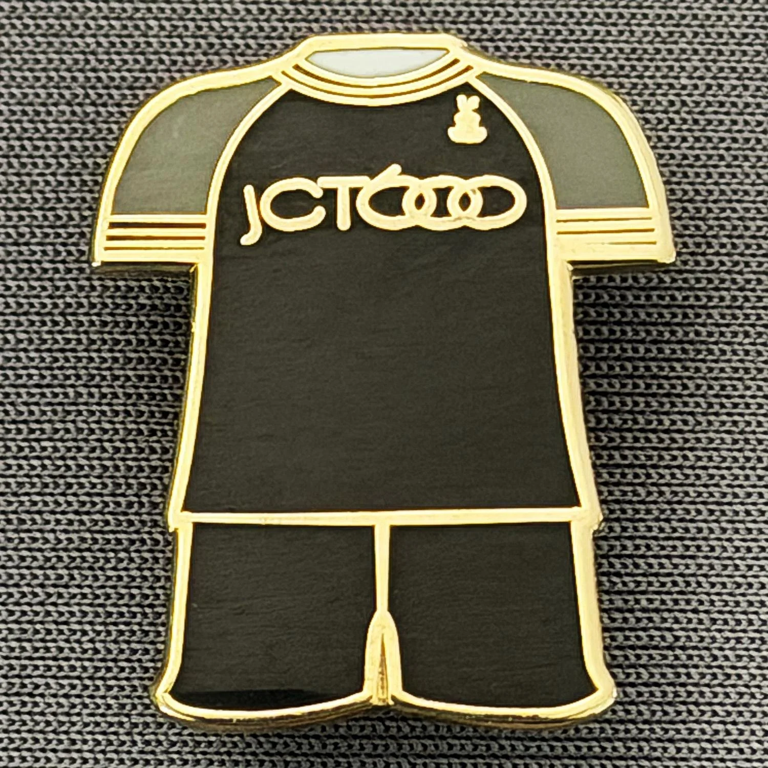 Reference Number: BCKIT035
Size: H 22.3 mm x W 18.5 mm
Pin Type: Brooch Pin
Plating: Gold
Value: £4
Manufacturer: Unknown
Comments: 2018/19 Third Kit
