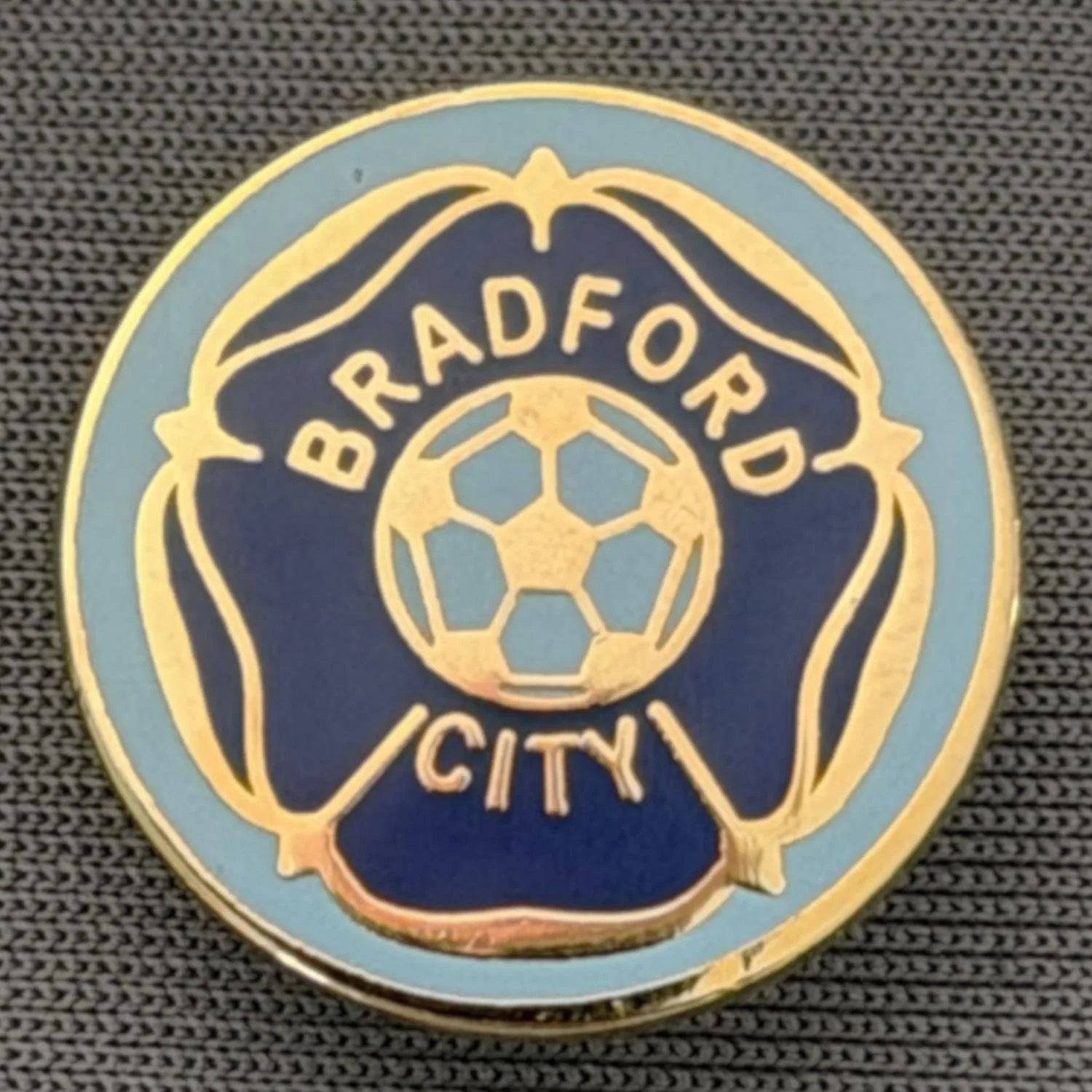 Reference Number: BCYR013
Size: D 18.2 mm
Pin Type: Brooch Pin
Plating: Gold
Value: £8
Manufacturer: Andy Stokes
Comments: 2 Blues Yorkshire Rose 