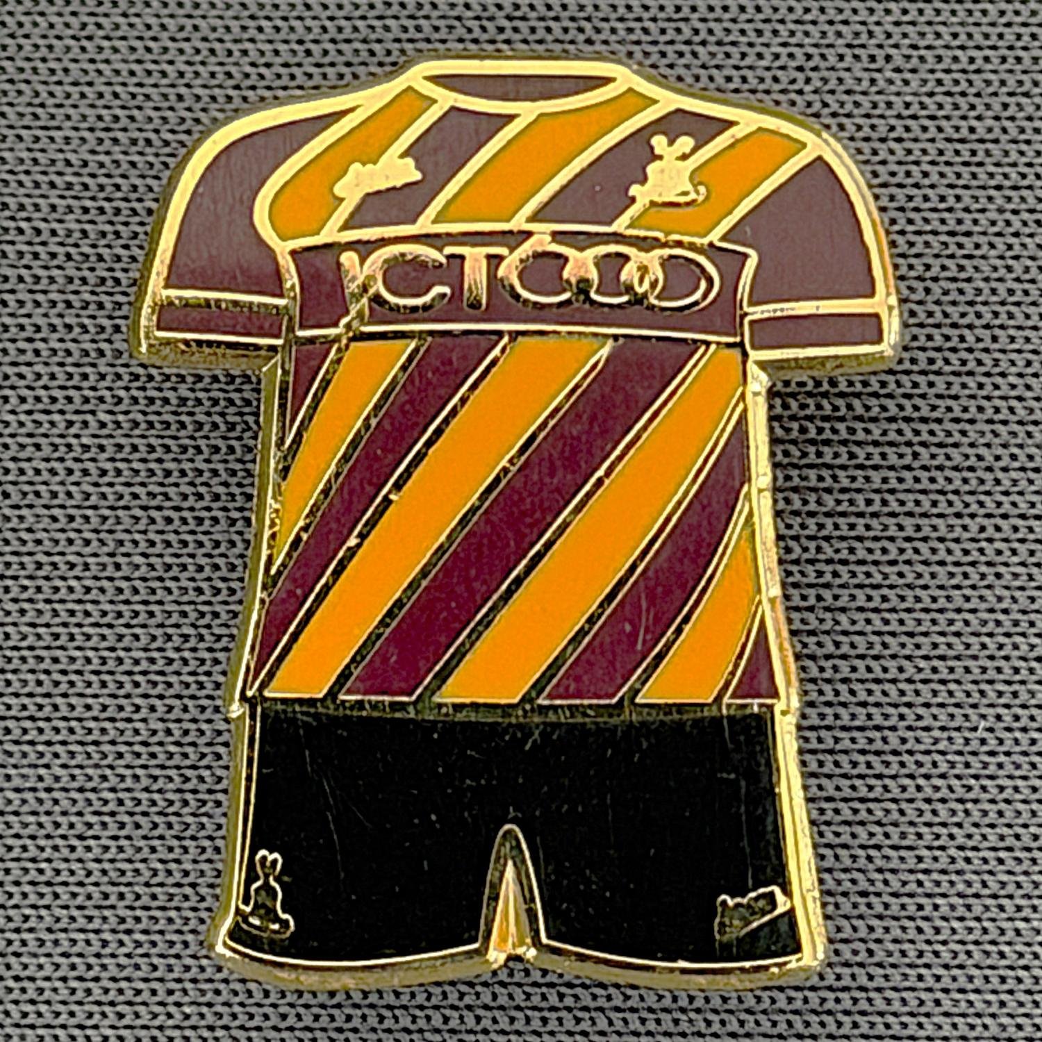 Reference Number: BCKIT027
Size: H 22.8 mm x W 18.8 mm
Pin Type: Brooch Pin
Plating: Gold
Value: £5
Manufacturer: Unknown
Comments: 2017/17 Home Kit