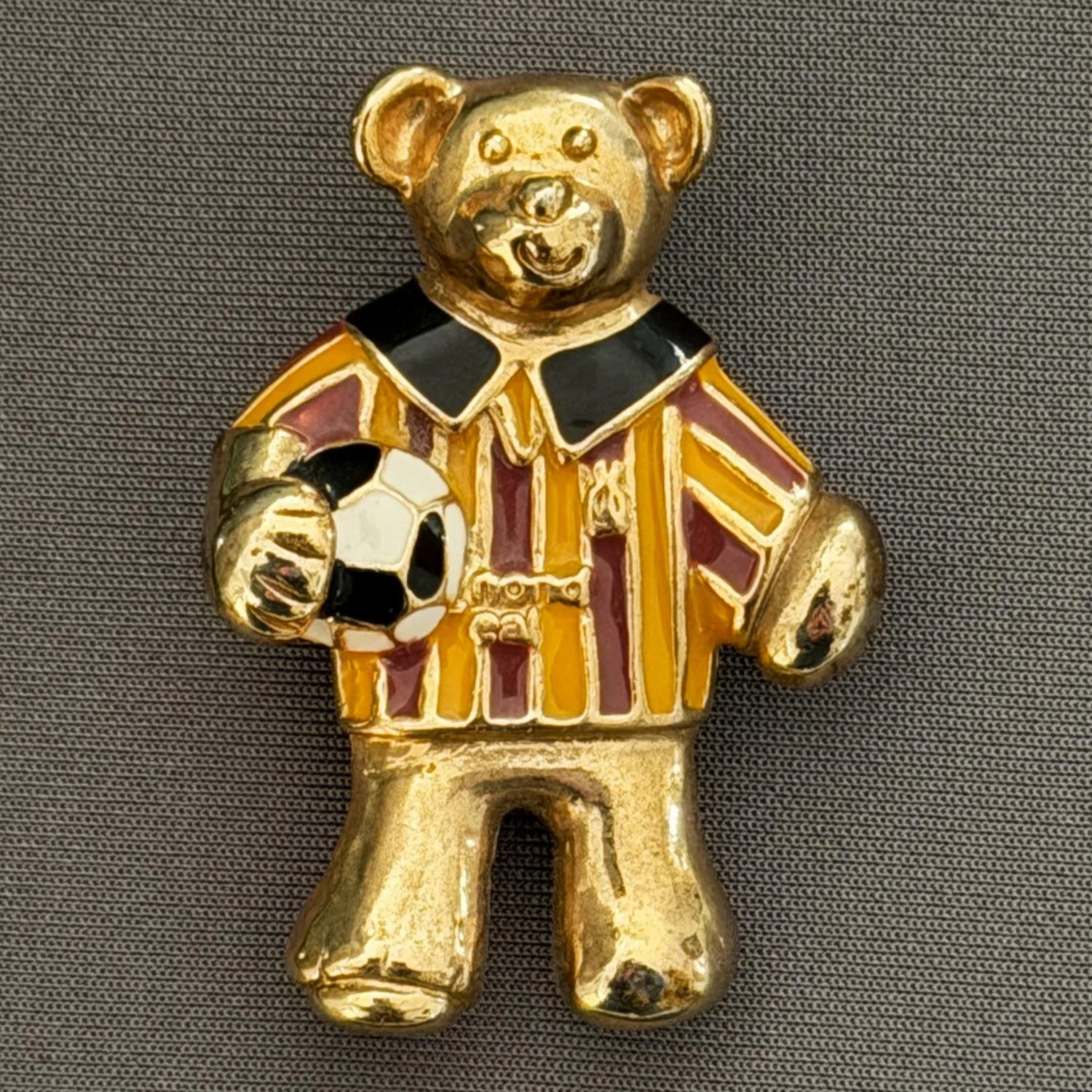 Reference Number: BCCTN034
Size: H 49.3 mm x W 32.8 mm
Pin Type: Brooch Pin
Plating: Gold
Value: £15
Manufacturer: Not Known
Comments: Really Chunky Heavy 3D Teddy Bear in City Kit. My Largest Badge.