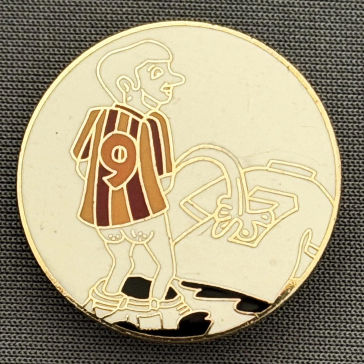 Reference Number: BCCTN010
Size: D 25 mm
Pin Type: Brooch Pin
Plating: Gold
Value: £6
Manufacturer: Not Known
Comments: Bradford City guy urinating on Leeds Shirt