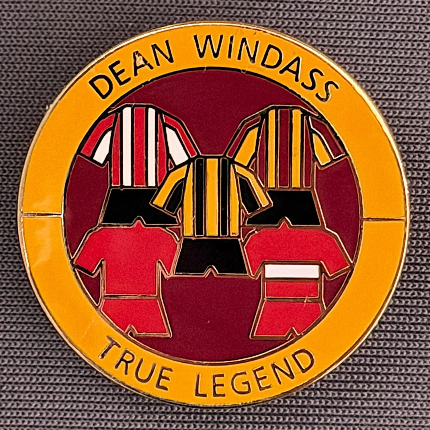 Reference Number: BCUN024
Size: D 26 mm
Pin Type: Brooch Pin
Plating: Gold
Value: £6
Manufacturer: Unknown
Comments: Dean Windass True Legend, Limited Edition 25, Amber & Claret Gold Version