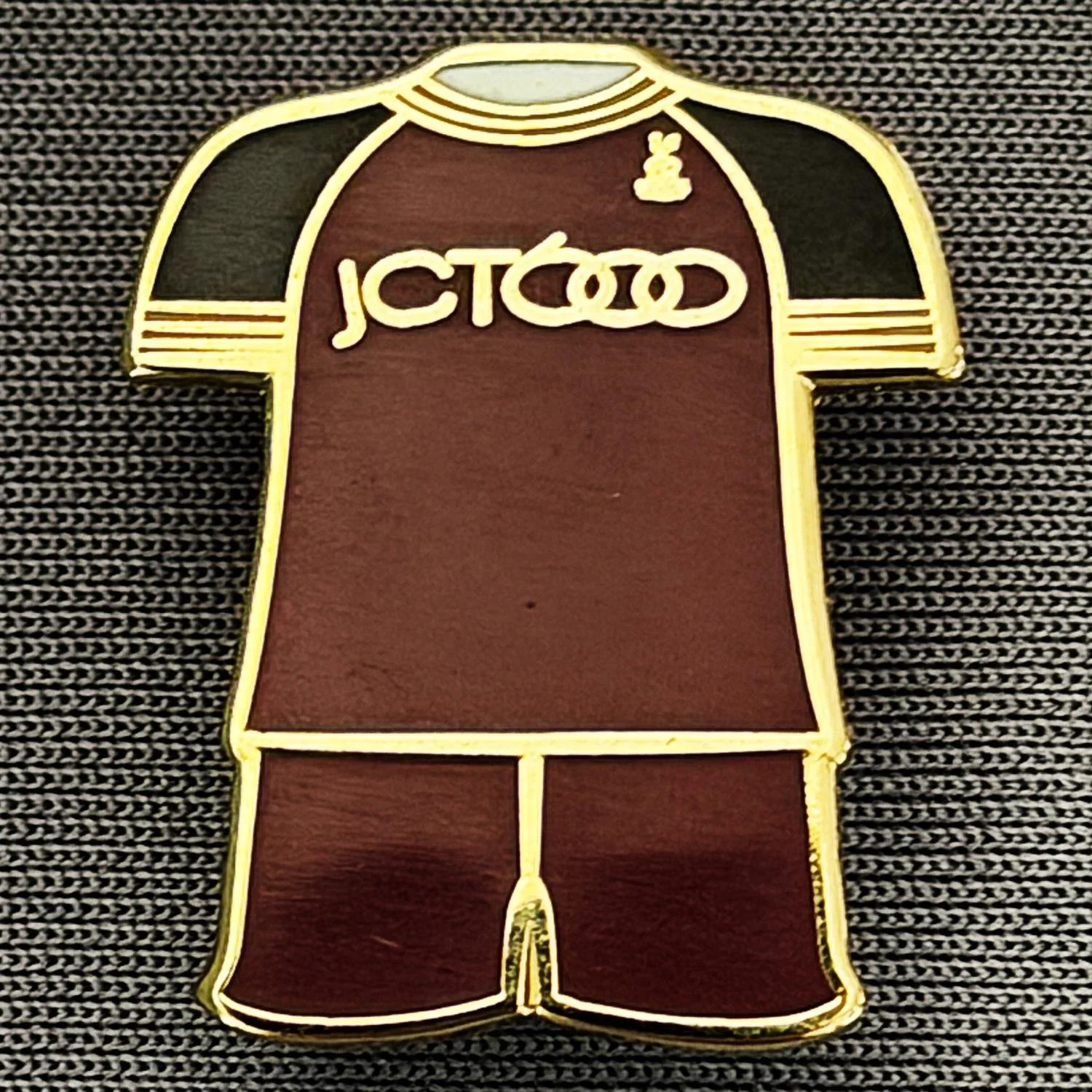 Reference Number: BCKIT033
Size: H 22.3 mm x W 18.5 mm
Pin Type: Brooch Pin
Plating: Gold
Value: £4
Manufacturer: Unknown
Comments: 2018/19 Home Kit