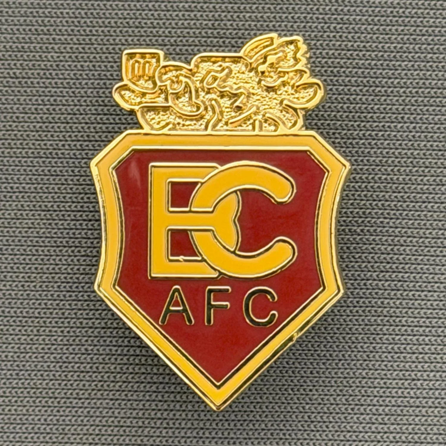 Reference Number: BCBOH044
Size: H 26 x W 17. mm
Pin Type: Brooch Pin
Plating: Gold
Value: £8
Manufacturer: Paraders
Comments: Squatter Boar's Head Shield Claret & Amber
