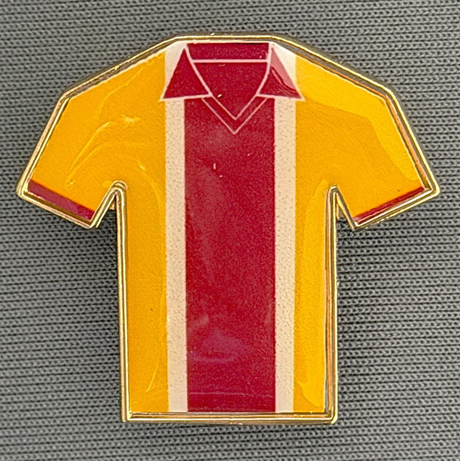 Reference Number: BCKIT002
Size: H 26.4 mm x W 28 mm
Pin Type: Brooch Pin
Plating: Gold
Value: £4
Manufacturer: Blue Badge Design
Comments: 1977/78 Kit, Plastic Dome
