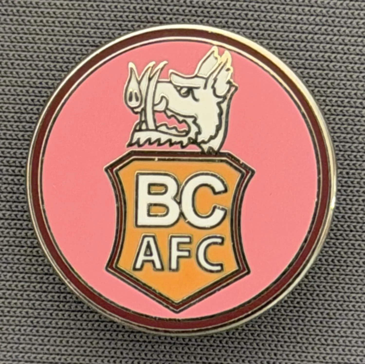 Reference Number: BCBOH040
Size: D 20.8 mm
Pin Type: Brooch Pin
Plating: Silver
Value: £6
Manufacturer: Not Known
Comments: Circular Boar's Head Shield Pink