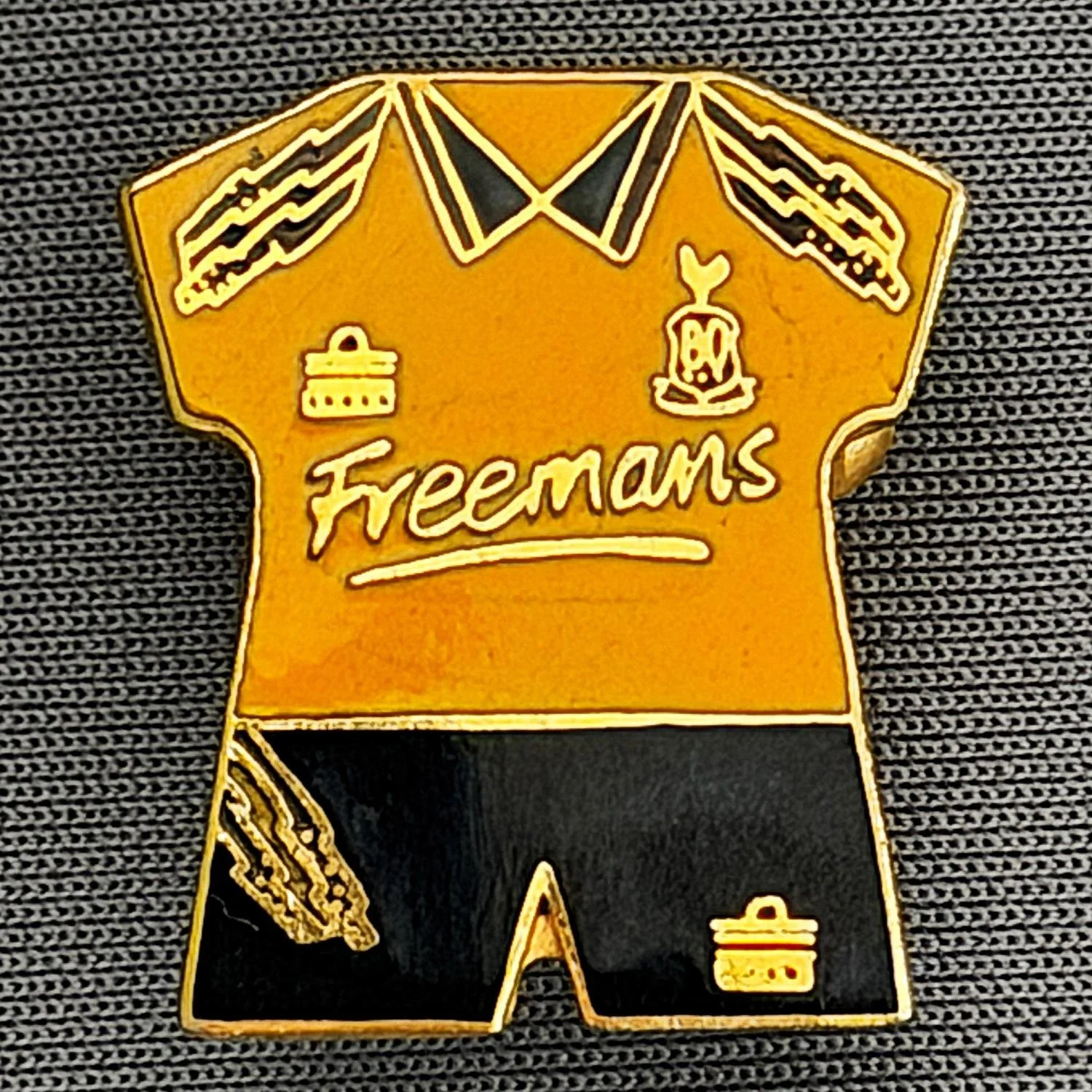 Reference Number: BCKIT008
Size: H 22.1 mm x W 19.5 mm
Pin Type: Brooch Pin
Plating: Gold
Value: £6
Manufacturer: Unknown
Comments: 1993/94 Kit