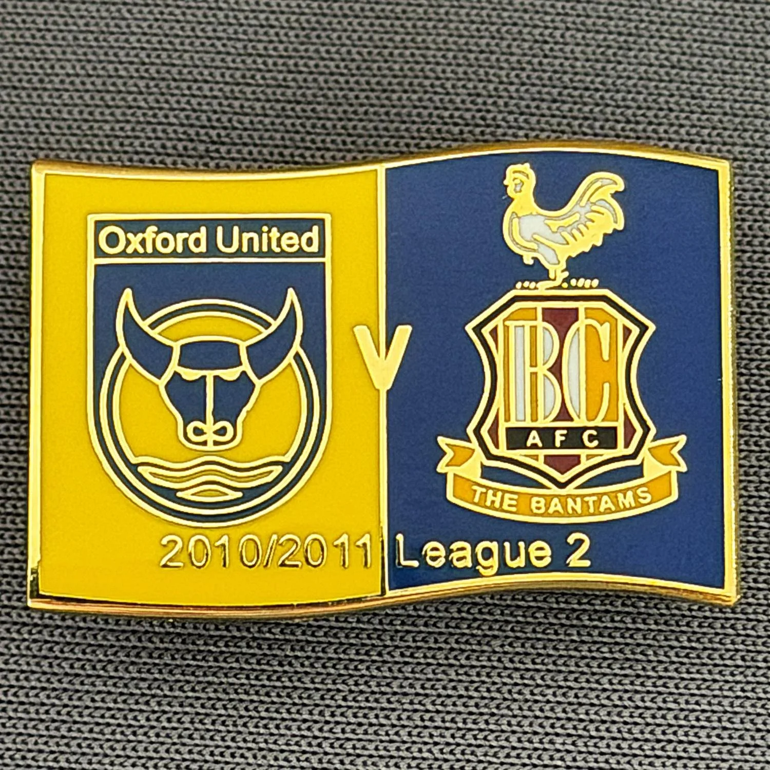 Reference Number: BCOFIX151
Size: H 17.8 mm x W 26 mm
Pin Type: Brooch Pin
Plating: Gold
Value: £5
Manufacturer: Unknown
Comments: Oxford United v Bradford City League Two 2010/11