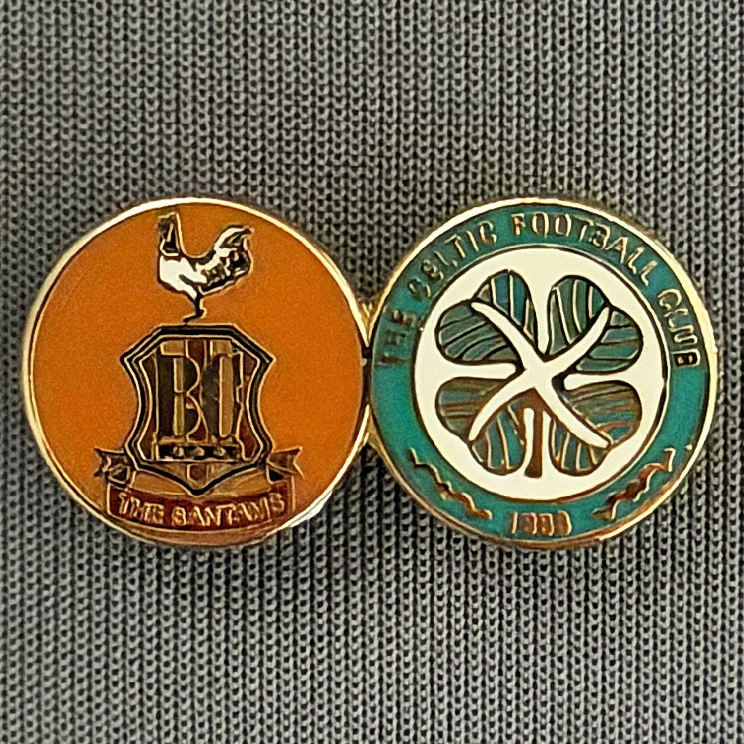 Reference Number: BCUN005
Size: H 12.3 mm x W 24 mm
Pin Type: Brooch Pin
Plating: Gold
Value: £8
Manufacturer: Not Known
Comments: Amber, City Celtic Twin Badge