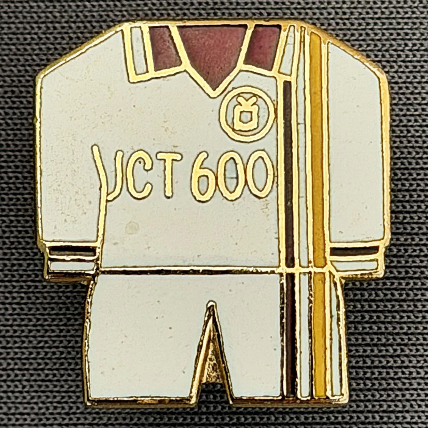 Reference Number: BCKIT018
Size: H 19.7 mm x W 18.1 mm
Pin Type: Brooch Pin
Plating: Gold
Value: £5
Manufacturer: Unknown
Comments: 1998/99 Kit, Away Kit, Smaller Version