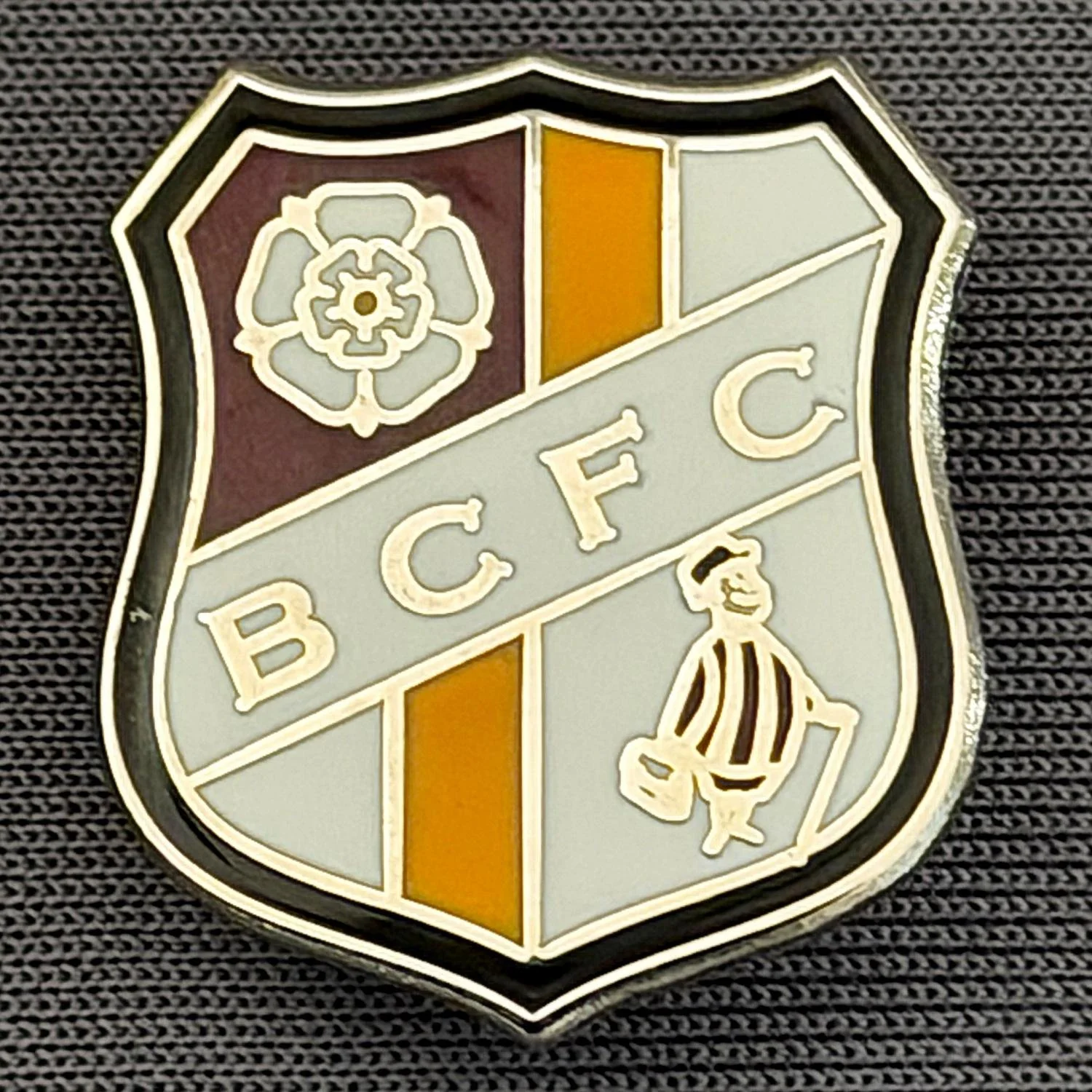 Reference Number: BCMUL029
Size: H 20.6 mm x W 17.8 mm
Pin Type: Brooch Pin
Plating: Silver
Value: £6
Manufacturer: Unknown
Comments: White, Claret & Amber Shield, Yorkshire Rose, City Gent, Black Edge