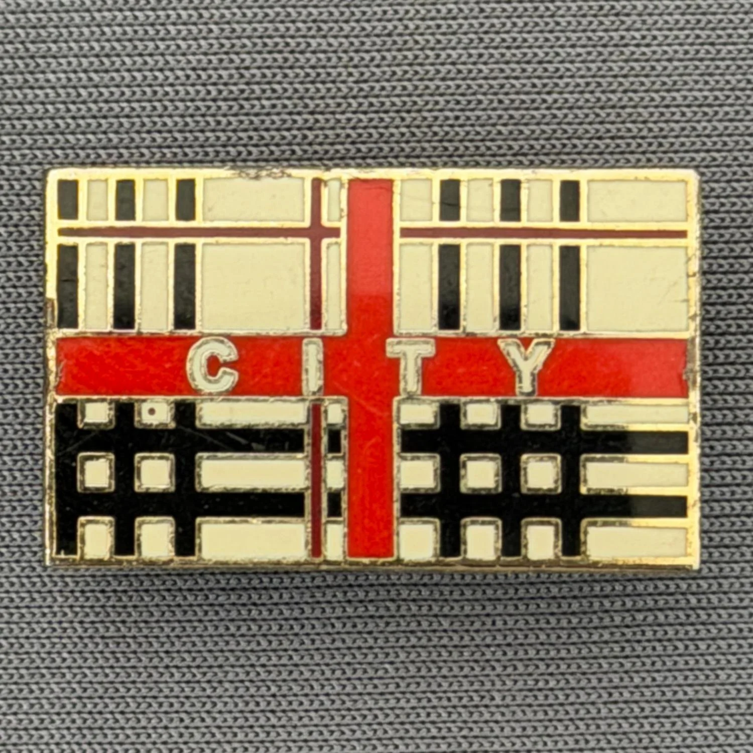 Reference Number: BCFLA011
Size: H 15.3 mm x W 25 mm
Pin Type: Brooch Pin
Plating: Gold
Value: £6
Manufacturer: Not Known
Comments: Generic City Badge with St. George Cross