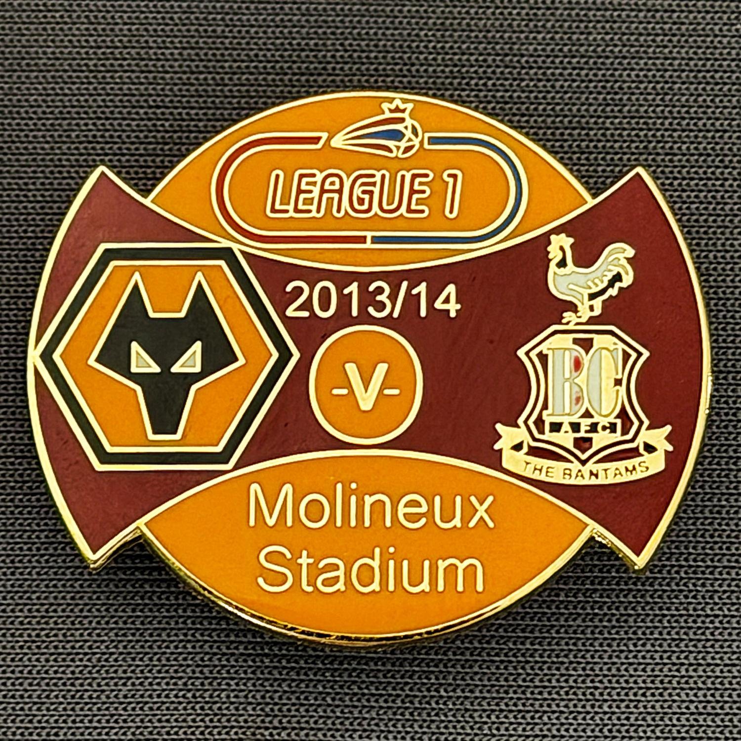 Reference Number: BCOFIX090
Size: H 26.6 mm x W 32.1 mm
Pin Type: Brooch Pin
Plating: Gold
Value: £5
Manufacturer: Unknown
Comments: Wolves v Bradford City League One 2013/14, Claret & Amber Version