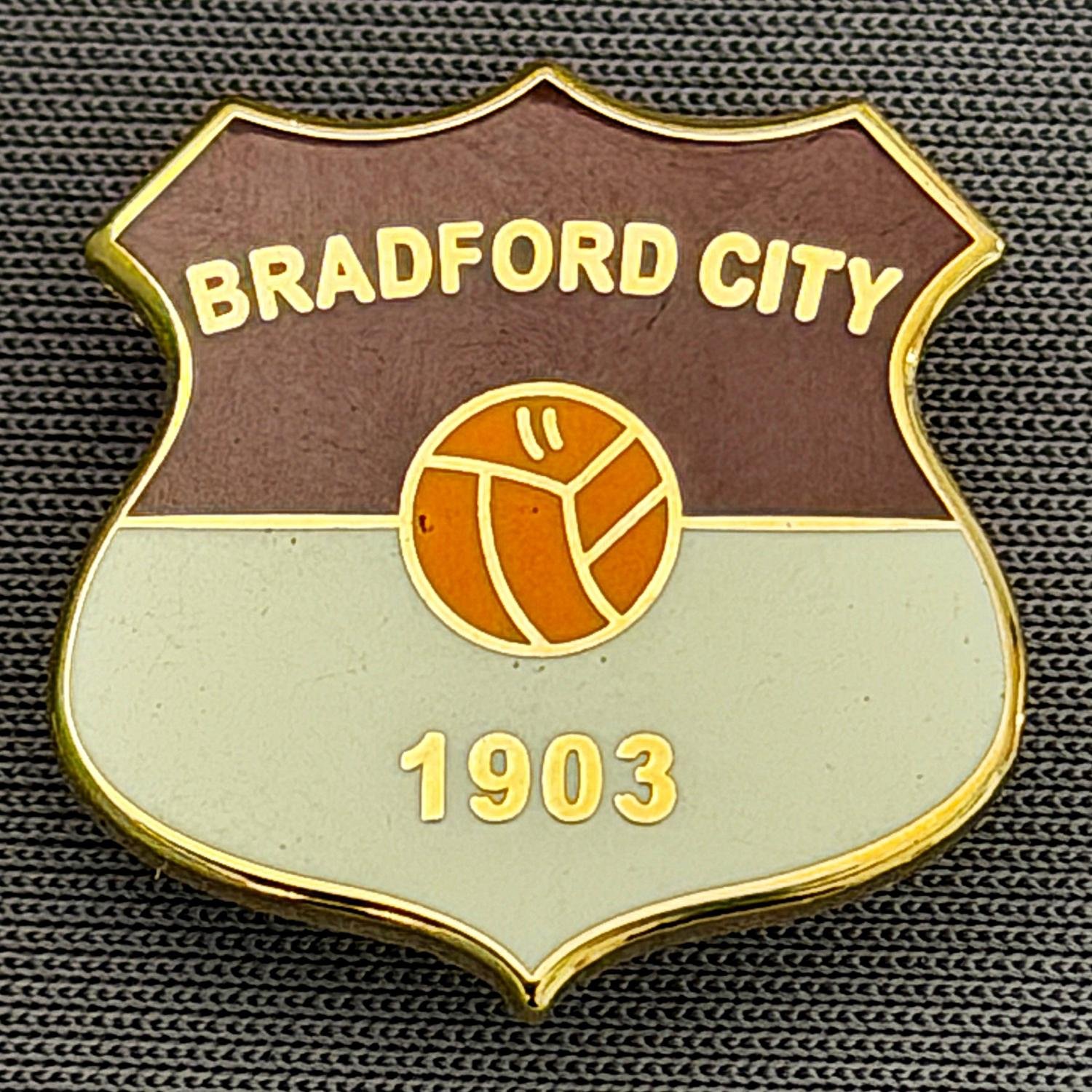 Reference Number: BCBCFC043
Size: H 20.9 mm x W 20.8 mm
Pin Type: Brooch Pin
Plating: Gold
Value: £6
Manufacturer: Unknown
Comments: Bradford City Claret & White Shield, Amber Ball, Large Version