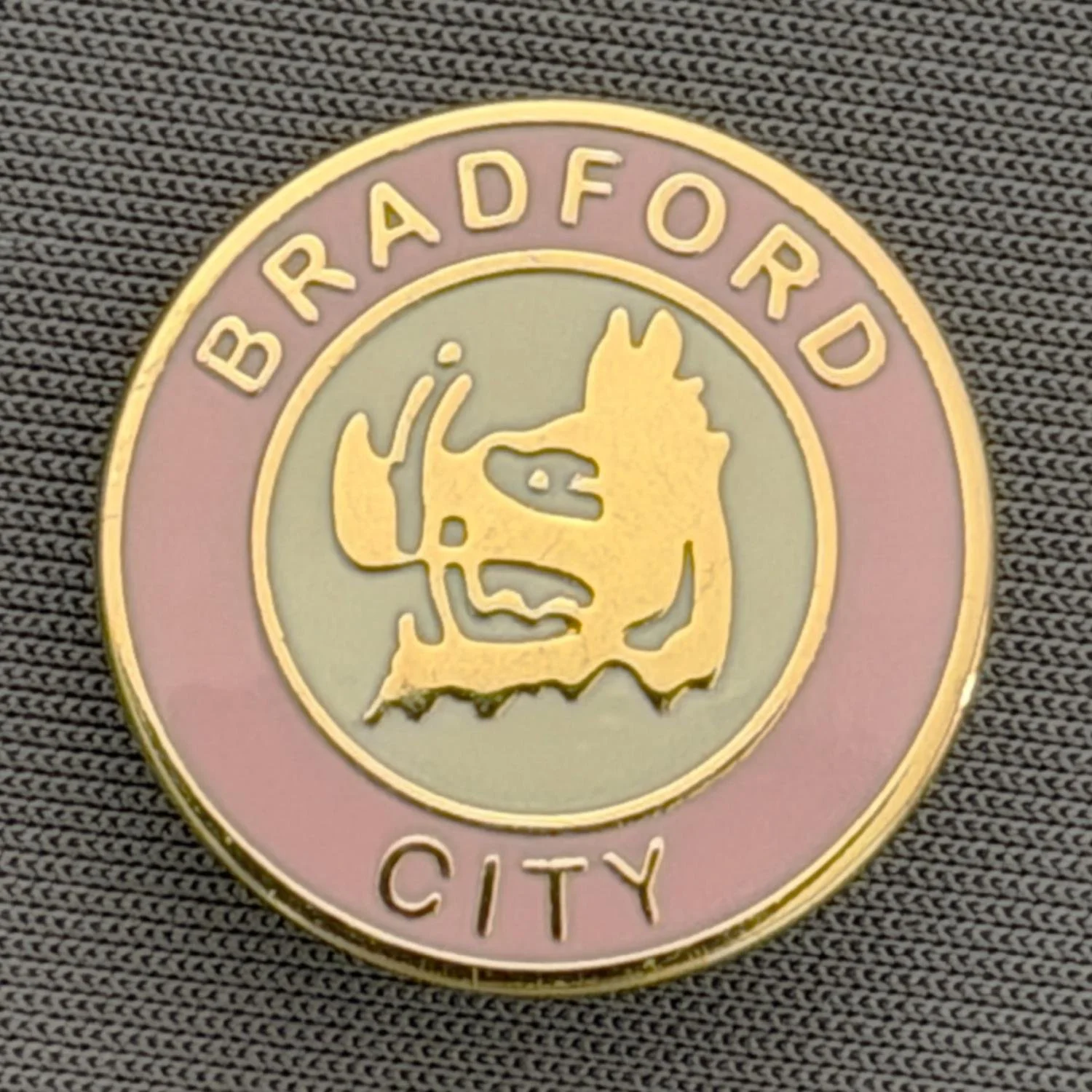 Reference Number: BCBOH068
Size: D 20 mm
Pin Type: Brooch Pin
Plating: Gold
Value: £6
Manufacturer: Unknown
Comments: Circular Boar's Head Pink