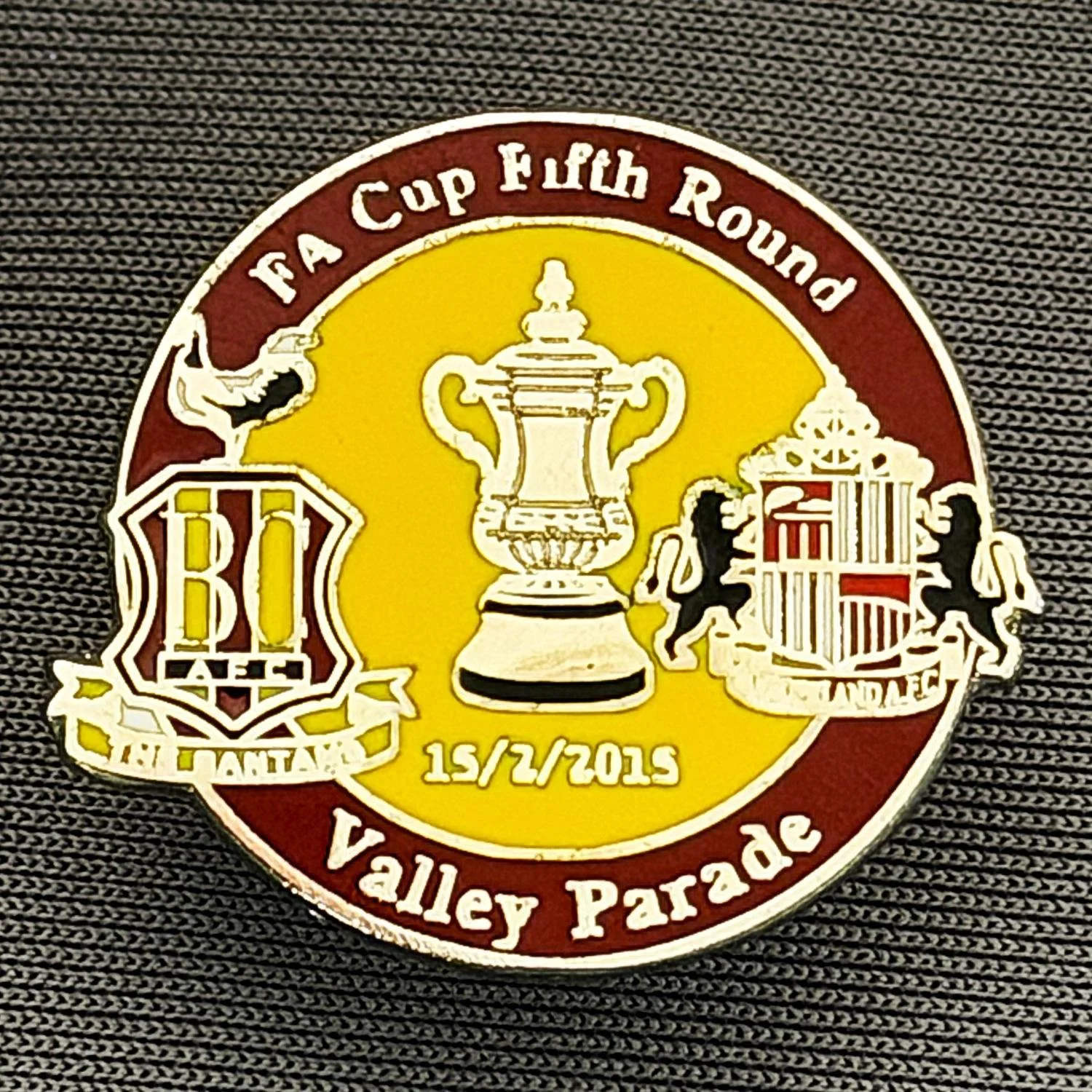 Reference Number: BCFAC098
Size: H 22.8 mm x W 25.4 mm
Pin Type: Metal Clutch
Plating: Silver
Value: £4
Manufacturer: Dan Lloyd
Comments: F.A. Cup Fifth Round 2014/15, v Sunderland, Claret & Amber Version