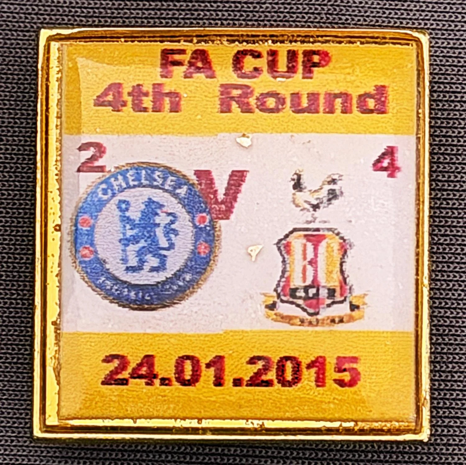 Reference Number: BCFAC134
Size: H 27.4 mm x W 26 mm
Pin Type: Brooch Pin
Plating: Gold
Value: £4
Manufacturer: Unknown
Comments: F.A. Cup Fourth Round 2015 Away Chelsea, Plastic Dome