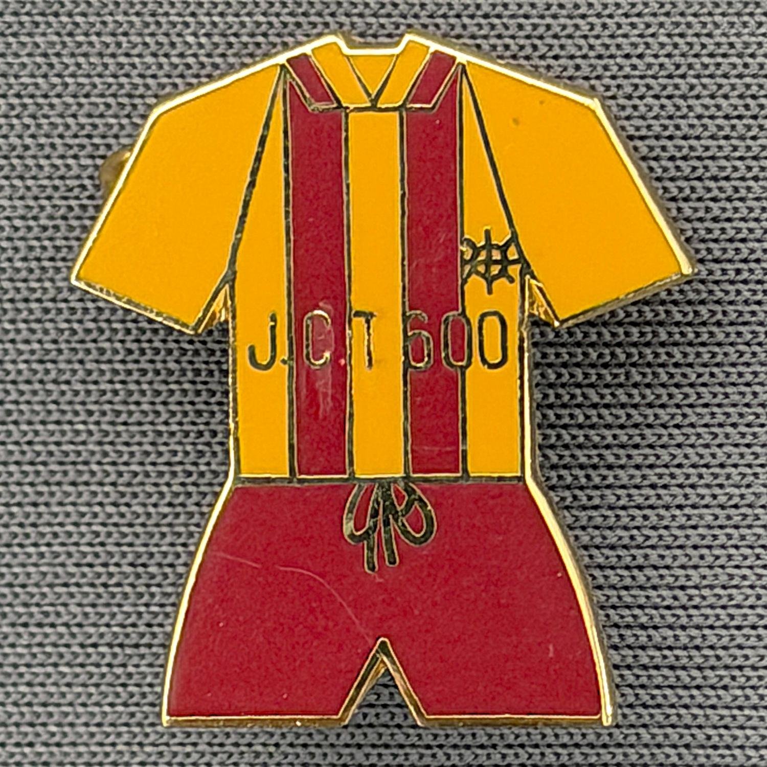 Reference Number: BCKIT073
Size: H 20 mm x W 18 mm
Pin Type: Brooch Pin
Plating: Gold
Value: £6
Manufacturer: Unknown
Comments: Generic Amber & Claret City Kit