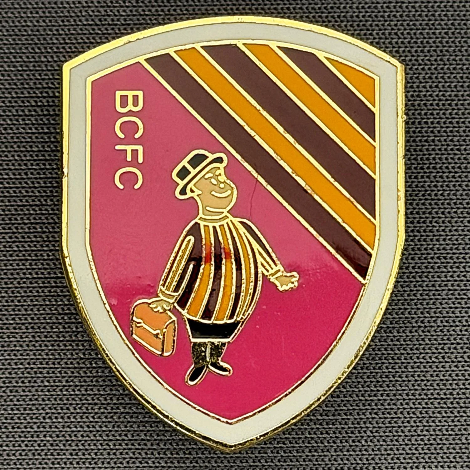 Reference Number: BCGEN111
Size: H 27.9 mm x W 22.2 mm
Pin Type: Brooch Pin
Plating: Gold
Value: £6
Manufacturer: Unknown
Comments: City Gent Shield, Pink