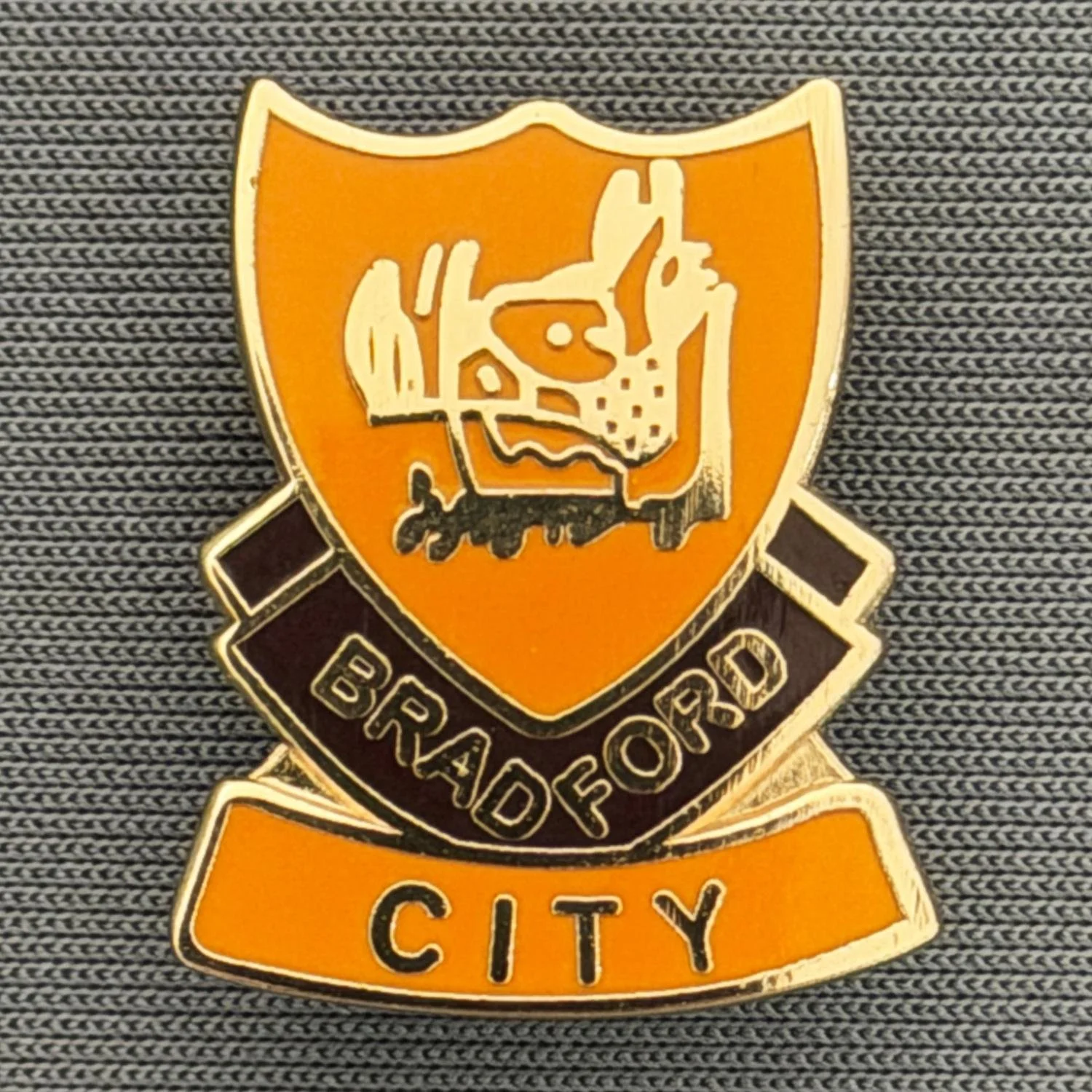 Reference Number: BCBOH062
Size: H 22 x W 18.1 mm
Pin Type: Brooch Pin
Plating: Gold
Value: £6
Manufacturer: Unknown
Comments: Amber, Claret & Black Boar's Head Shield