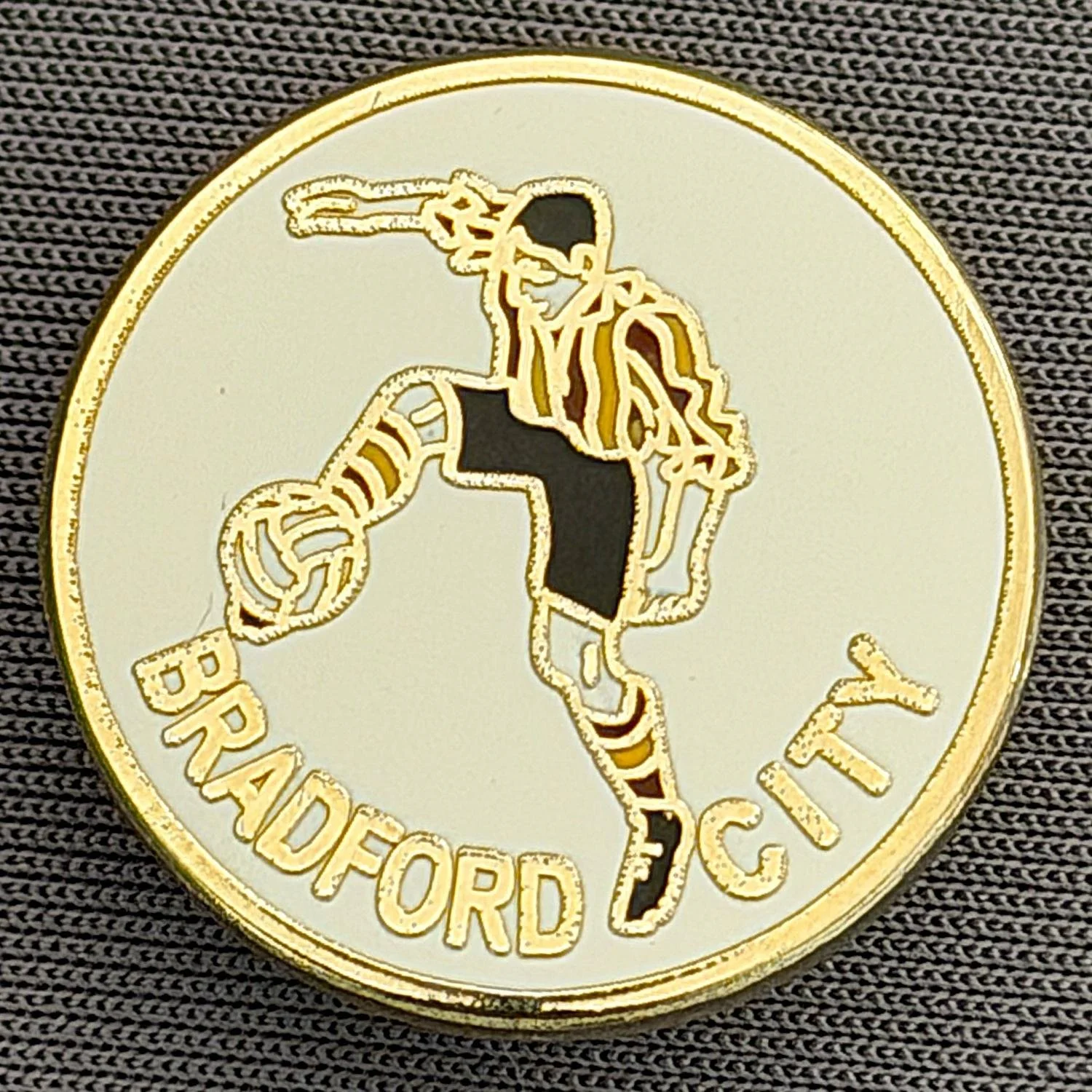 Reference Number: BCBCFC089
Size: D 22.1 mm
Pin Type: Brooch Pin
Plating: Gold
Value: £4
Manufacturer: Unknown
Comments: Bradford City Footballer White Version