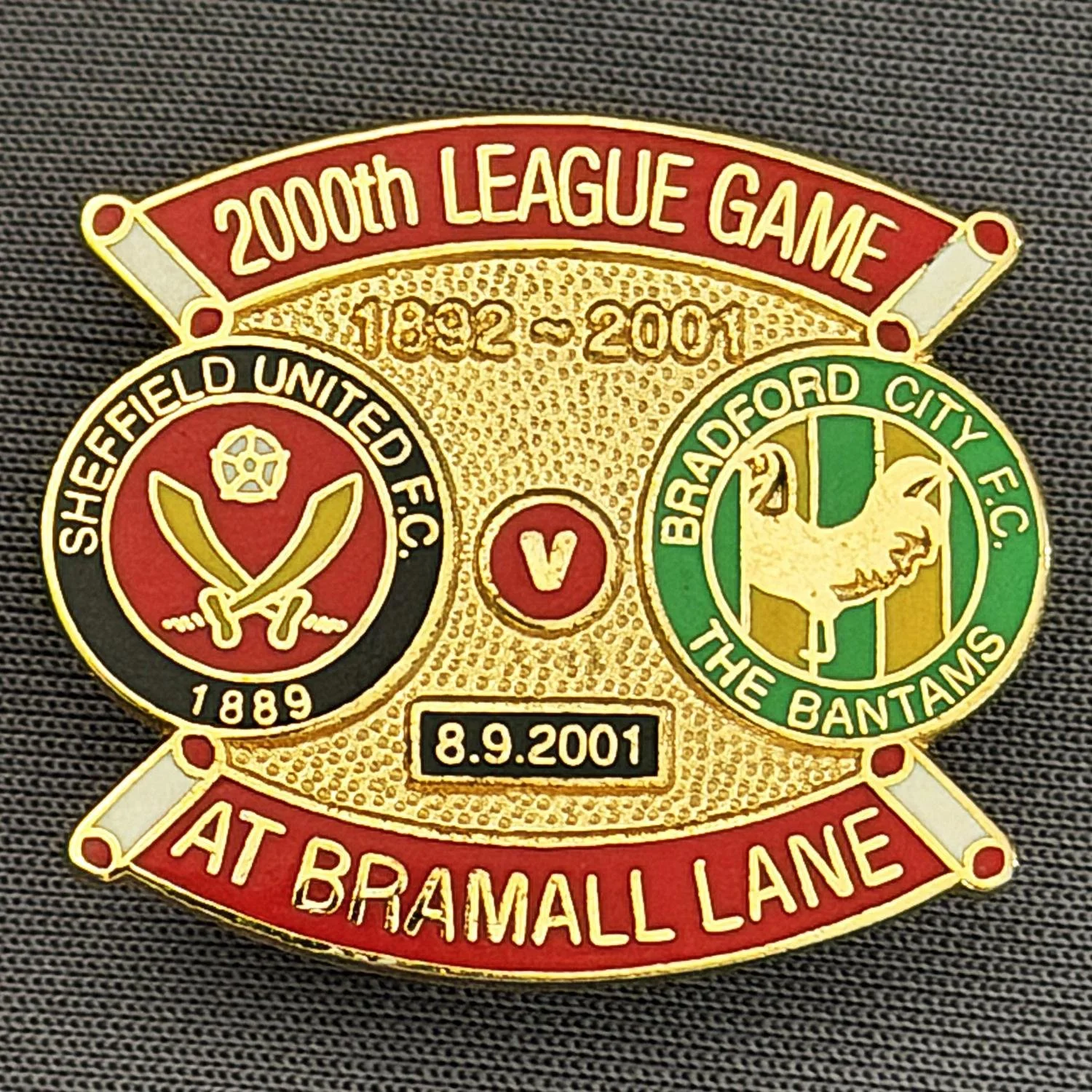 Reference Number: BCOFIX068
Size: H 28.4 mm x W 24.5 mm
Pin Type: Brooch Pin
Plating: Gold
Value: £10
Manufacturer: Unknown
Comments: Sheffield United v Bradford City, 2000th League Game 2001, Green, Yellow & Red Version