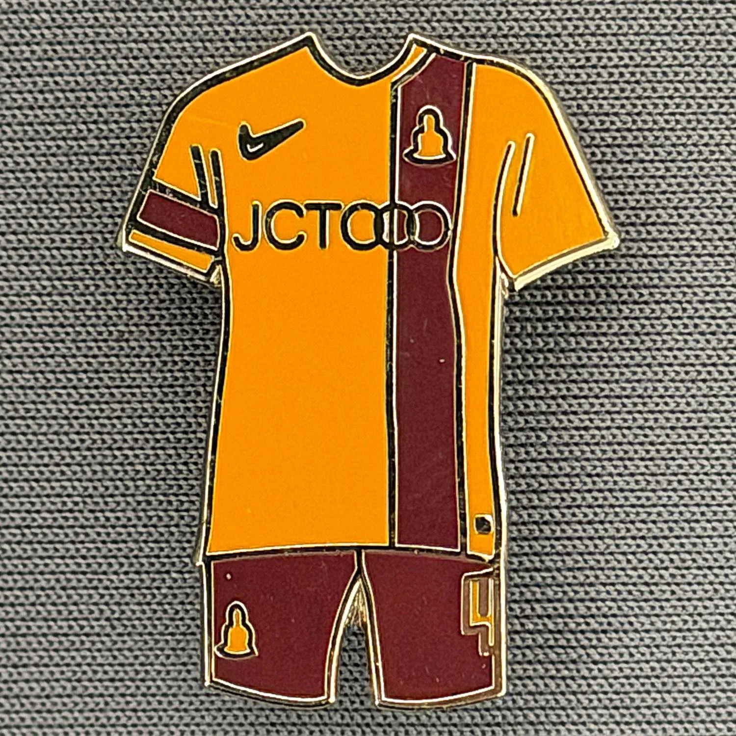 Reference Number: BCKIT026
Size: H 24.9 mm x W 18.4 mm
Pin Type: Brooch Pin
Plating: Silver
Value: £5
Manufacturer: Unknown
Comments: 2013/14 Home Kit