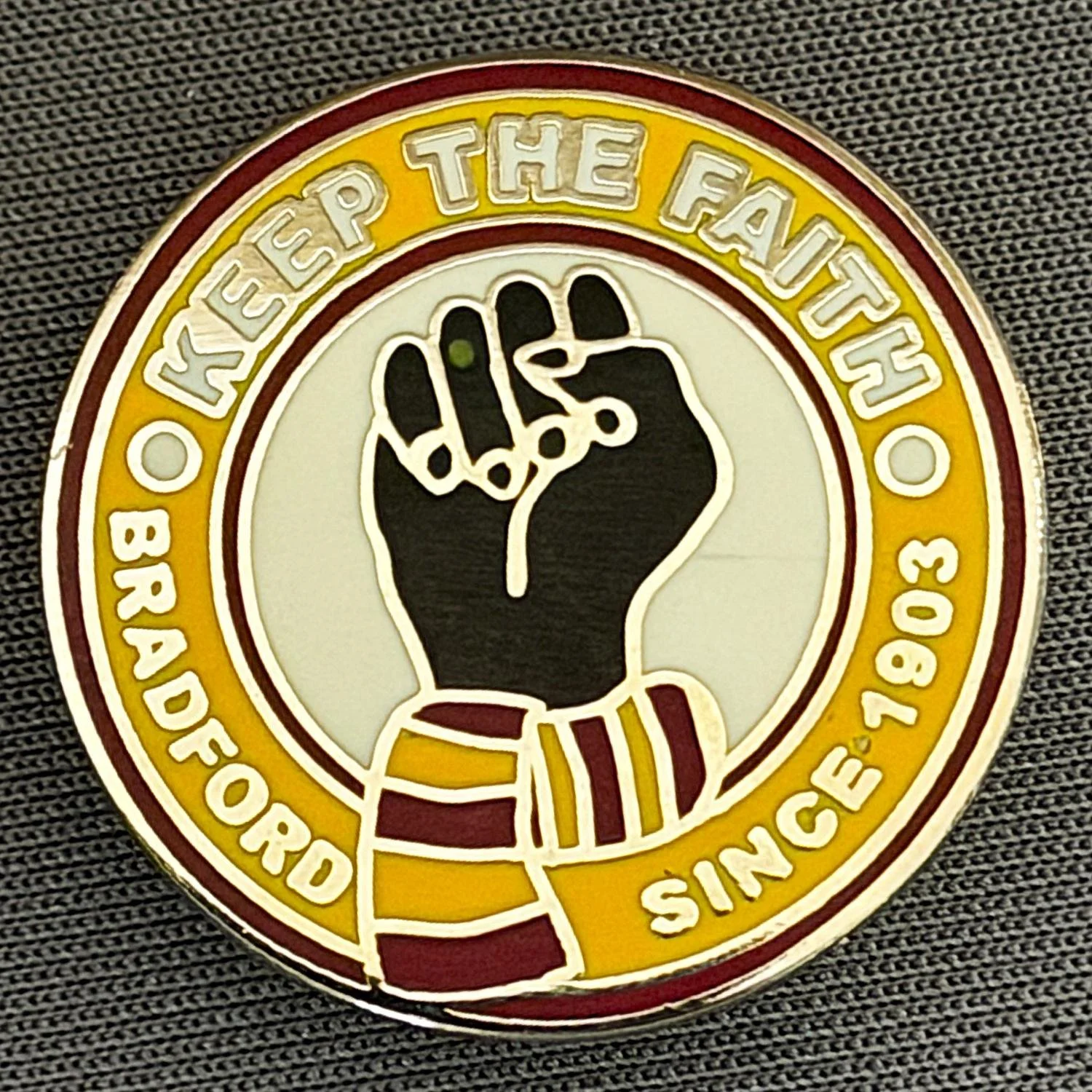 Reference Number: BCUN070
Size: D 25.5 mm
Pin Type: Brooch Pin
Plating: Silver
Value: £5
Manufacturer: Unknown
Comments: Amber & Claret Keep the Faith (Large Version)