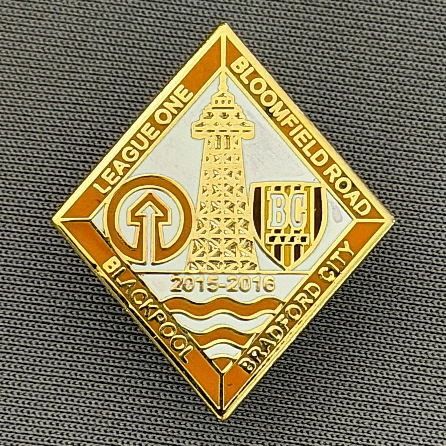 Reference Number: BCOFIX155
Size: H 26.2 mm x W 22.5 mm
Pin Type: Rubber Clutch
Plating: Gold
Value: £6
Manufacturer: Unknown
Comments: Blackpool v Bradford City League One 2015/16 Tangerine Version, Limited Edition 30