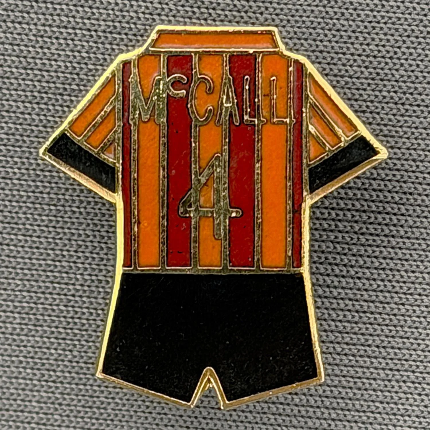 Reference Number: BCKIT065
Size: H 20 mm x W 18 mm
Pin Type: Brooch Pin
Plating: Gold
Value: £8
Manufacturer: Unknown
Comments: Stuart McCall, No 4 City Shirt
