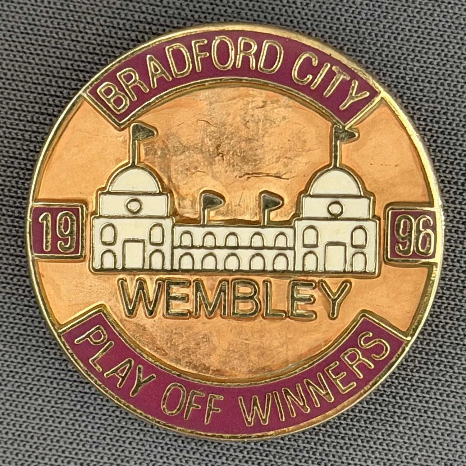 Reference Number: BCEVE006
Size: D 25.6 mm
Pin Type: Brooch Pin
Plating: Gold
Value: £10
Manufacturer: Unknown
Comments: Gold & Claret, 1996 Wembley Play Off Winners