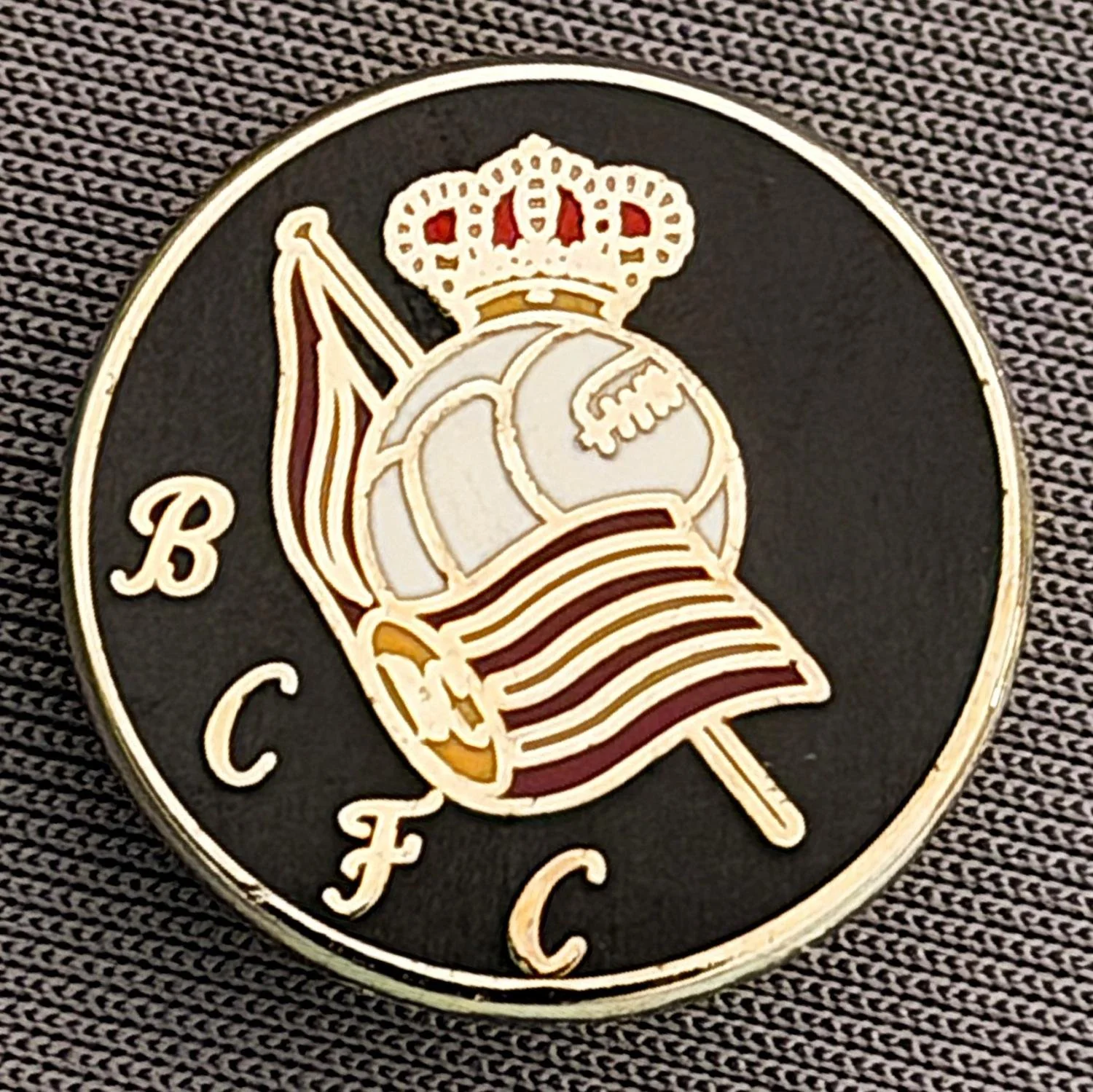 Reference Number: BCBCFC083
Size: D 18.9 mm
Pin Type: Brooch Pin
Plating: Silver
Value: £4
Manufacturer: Unknown
Comments: Black BCFC Football & Crown