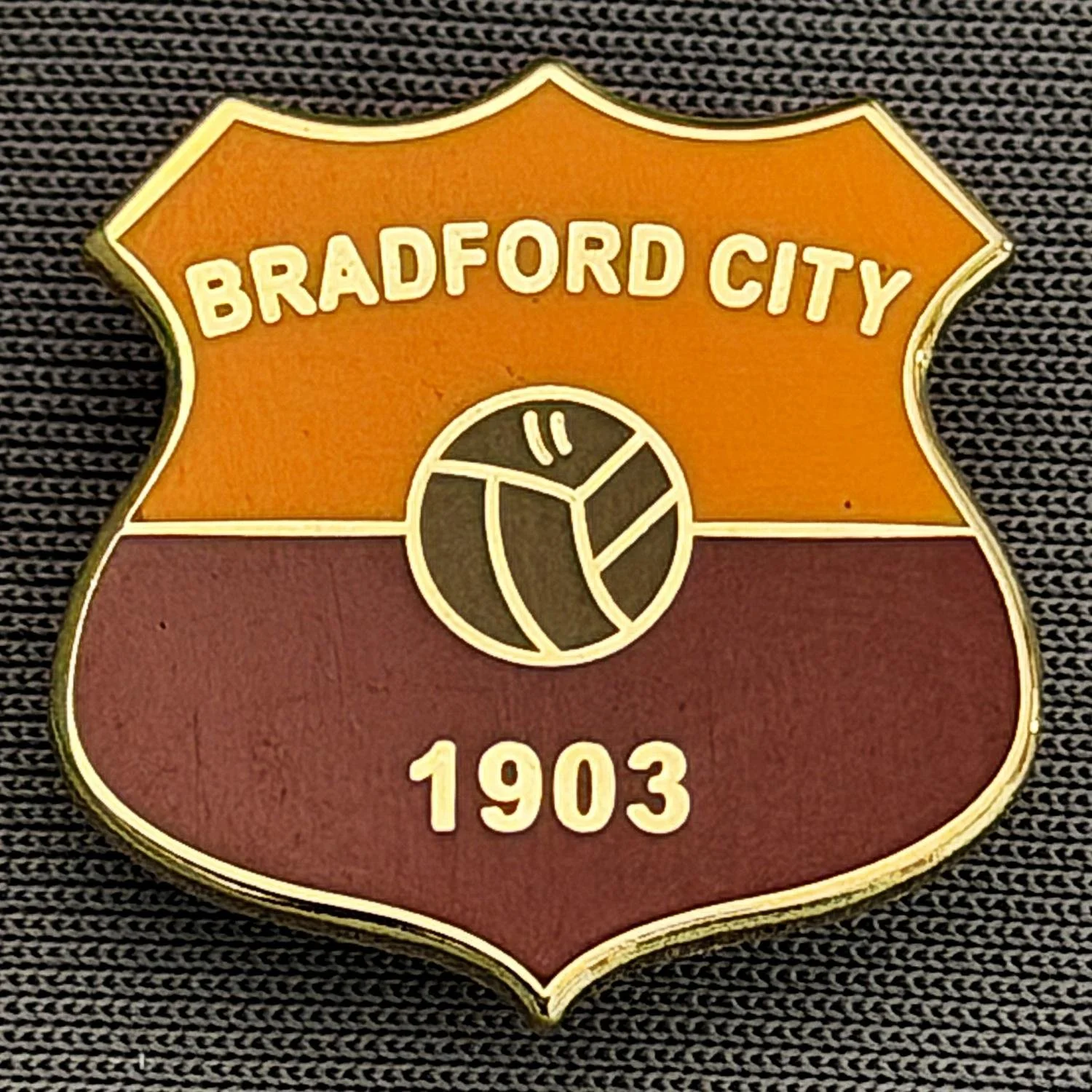 Reference Number: BCBCFC041
Size: H 20.9 mm x W 20.8 mm
Pin Type: Brooch Pin
Plating: Gold
Value: £6
Manufacturer: Unknown
Comments: Bradford City Amber & Claret Shield, Brown Ball, Large Version
