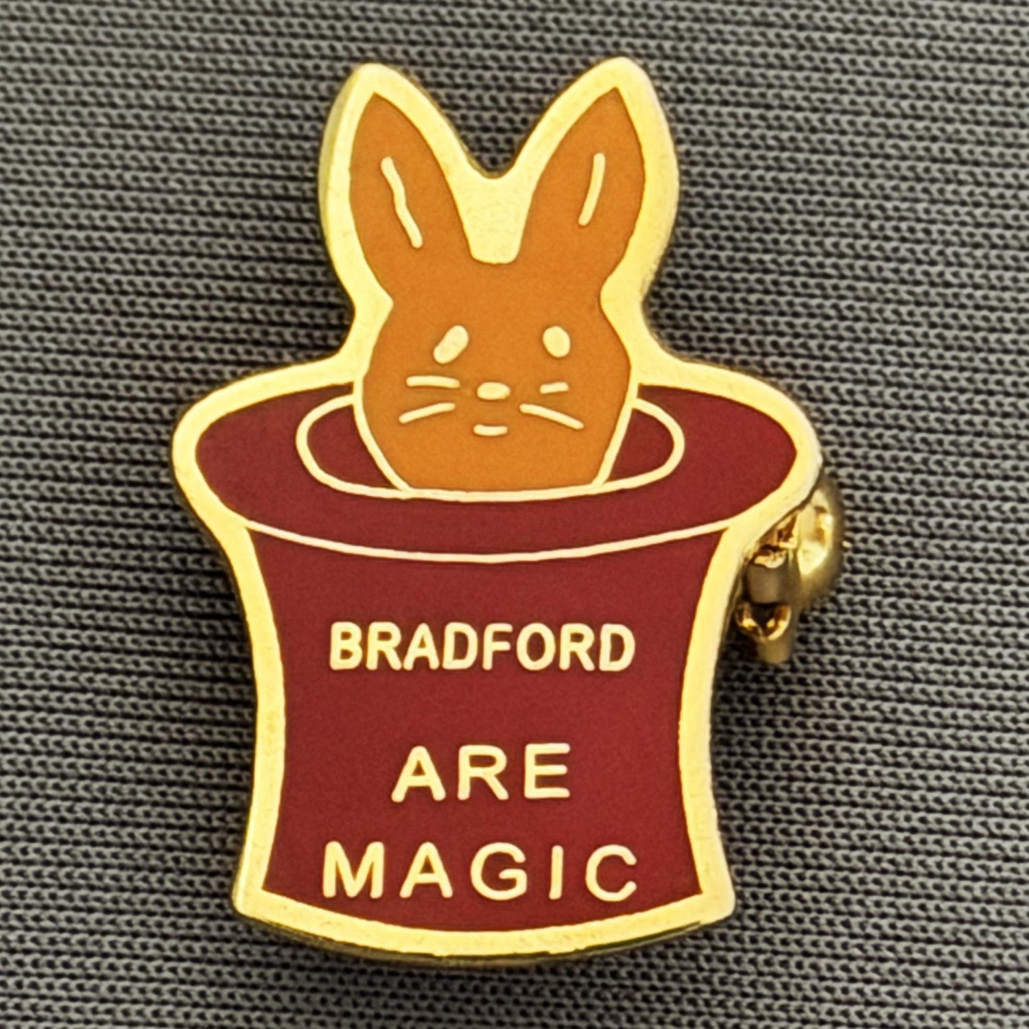 Reference Number: BCCTN009
Size: H 25 mm x W 17.6 mm
Pin Type: Brooch Pin
Plating: Gold
Value: £6
Manufacturer: Not Known
Comments: Claret & Amber Rabbit out of a Hat