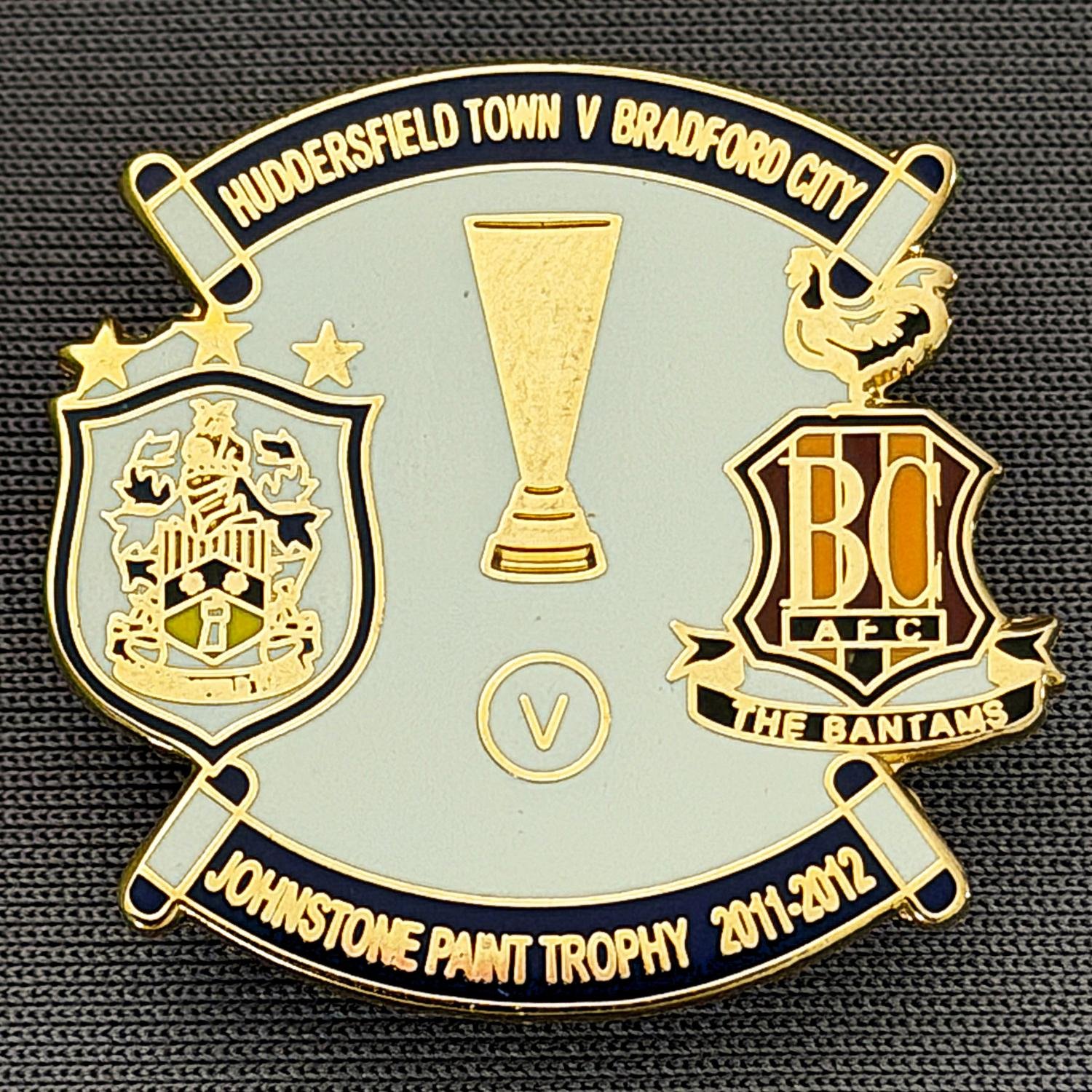 Reference Number: BCOFIX104
Size: H 26.7 mm x W 28.2 mm
Pin Type: Brooch Pin
Plating: Gold
Value: £5
Manufacturer: Unknown
Comments: Huddersfield Town v Bradford City Johnstones Paint Trophy 2011/12, Blue & White Version